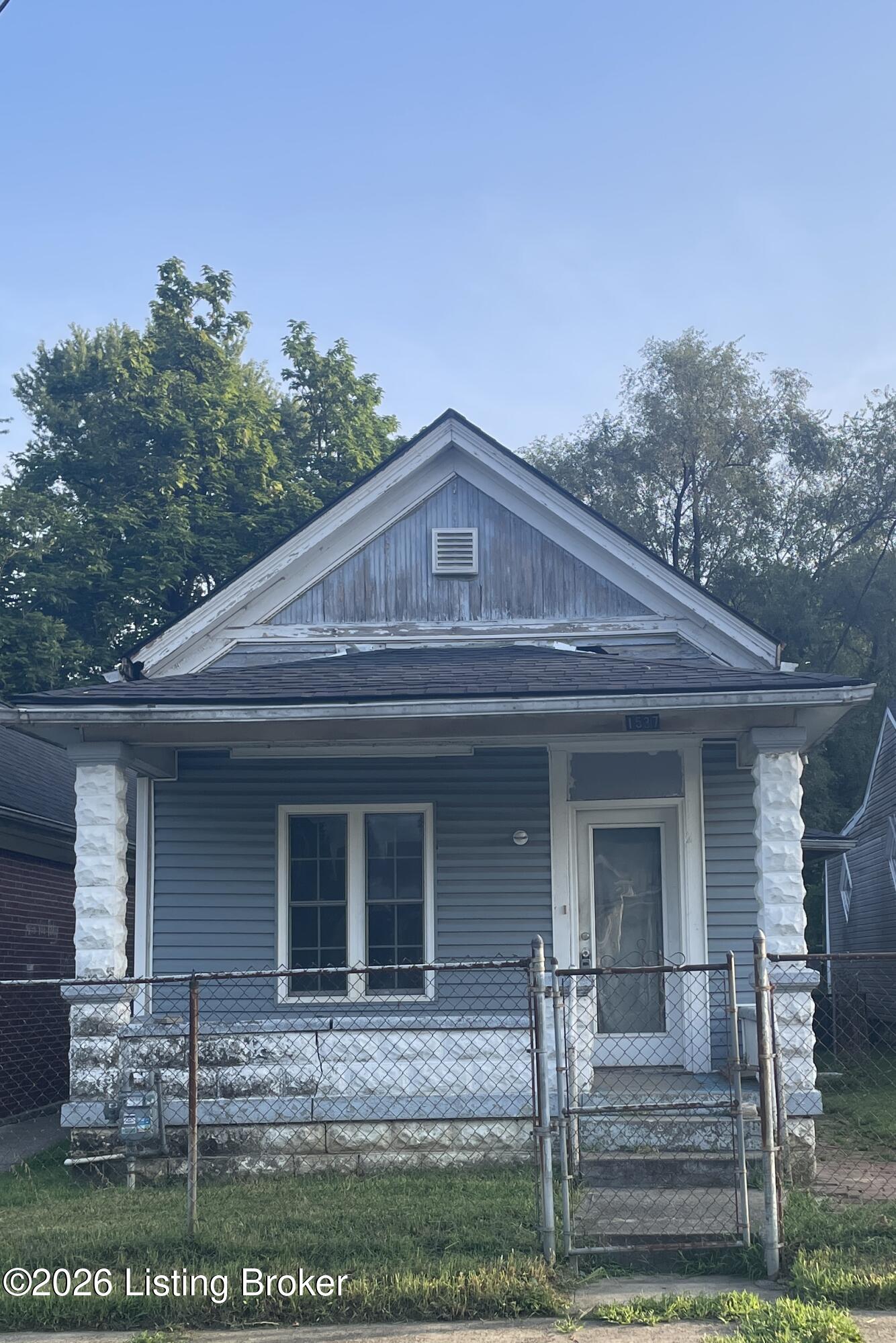 1537 W Ormsby Ave Property Photo 1