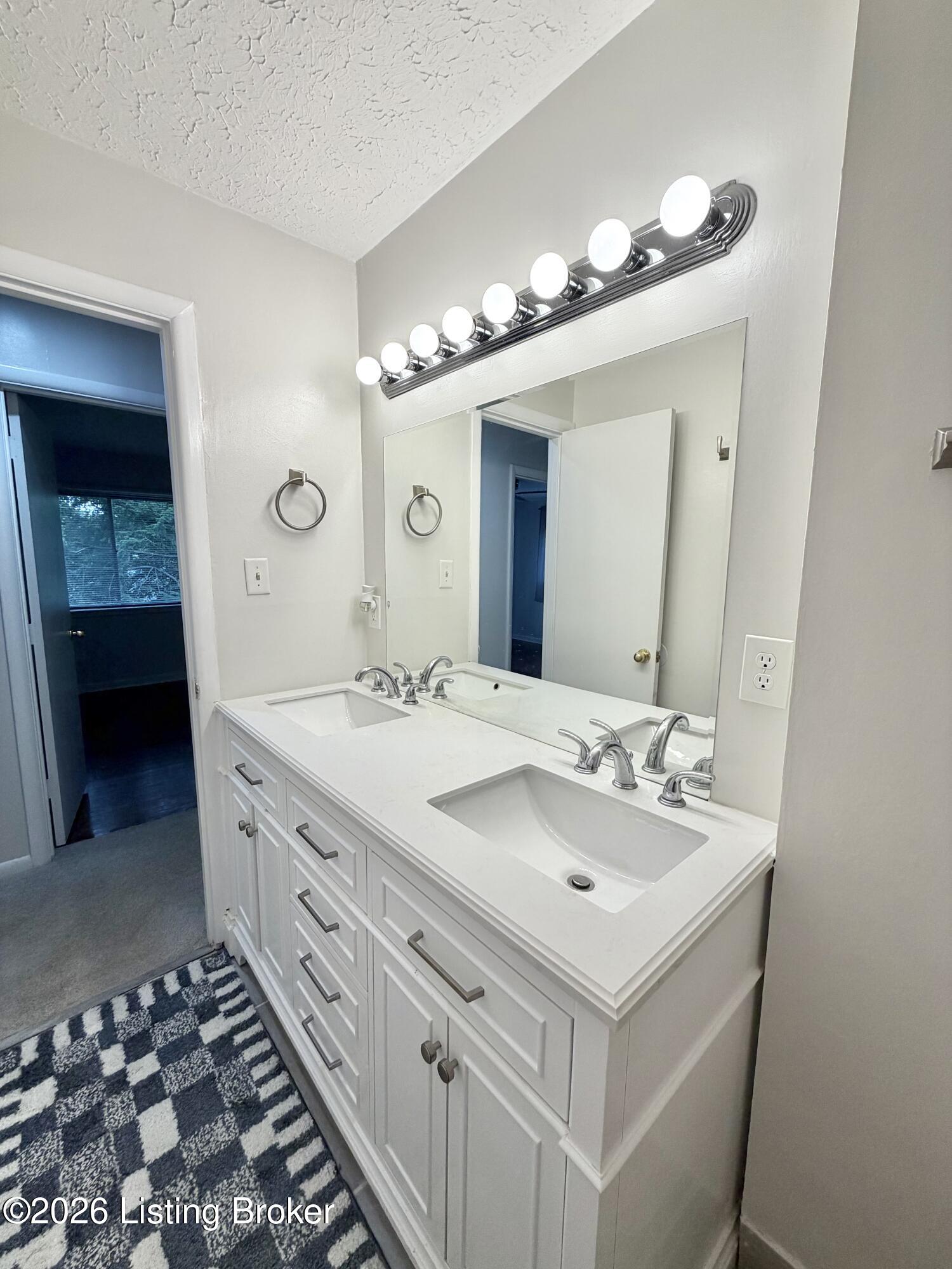 640 Zorn Ave 8a Property Photo 17
