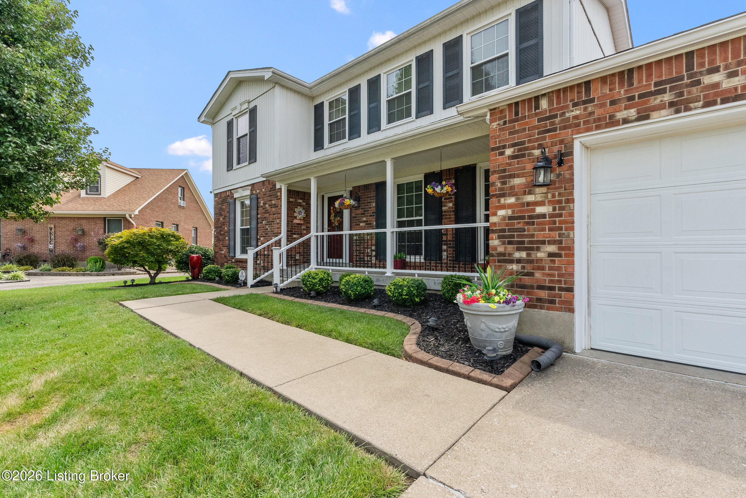 312 New England Ct Property Photo 4