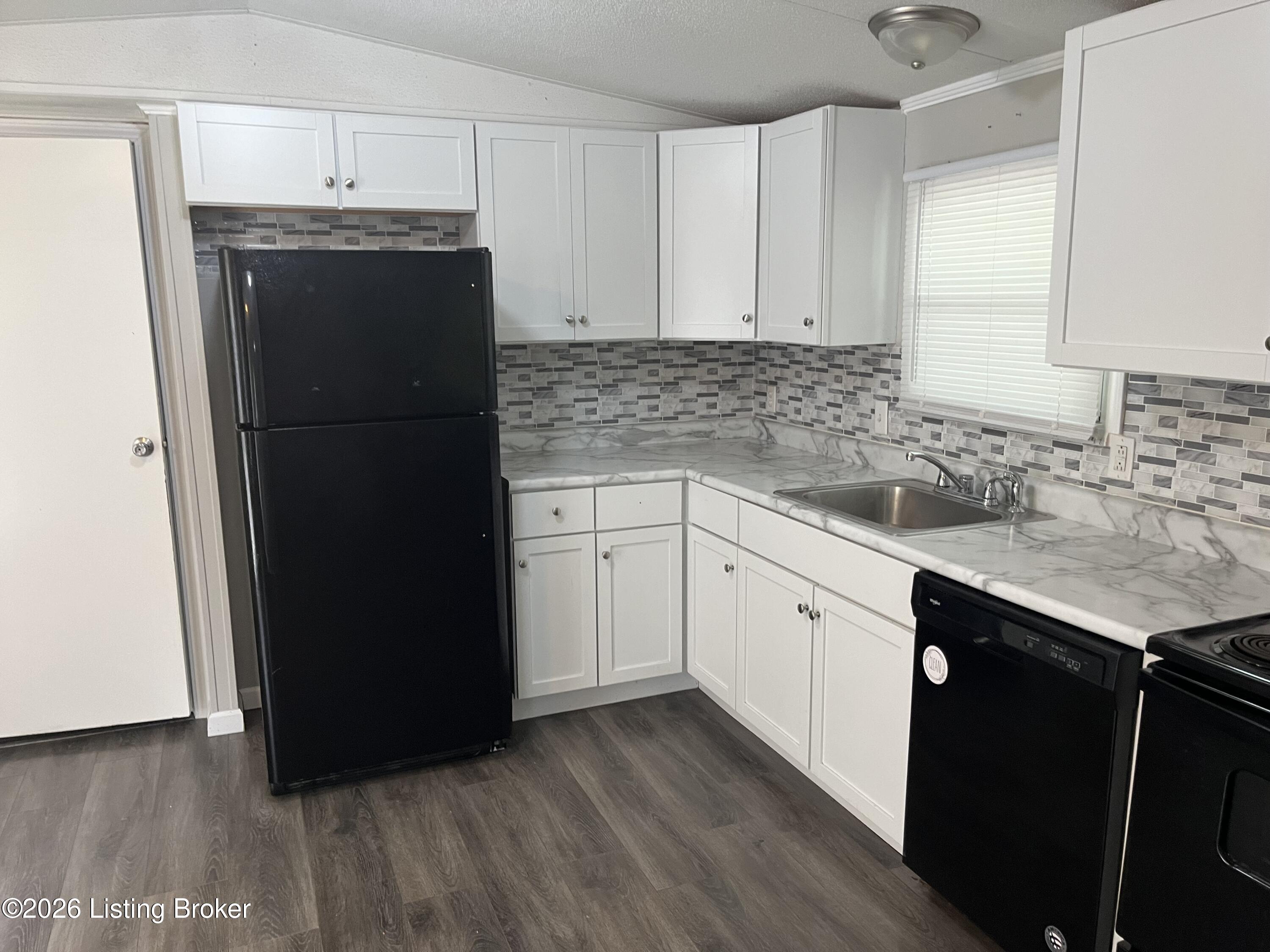 284 Newton Ln Property Photo 12