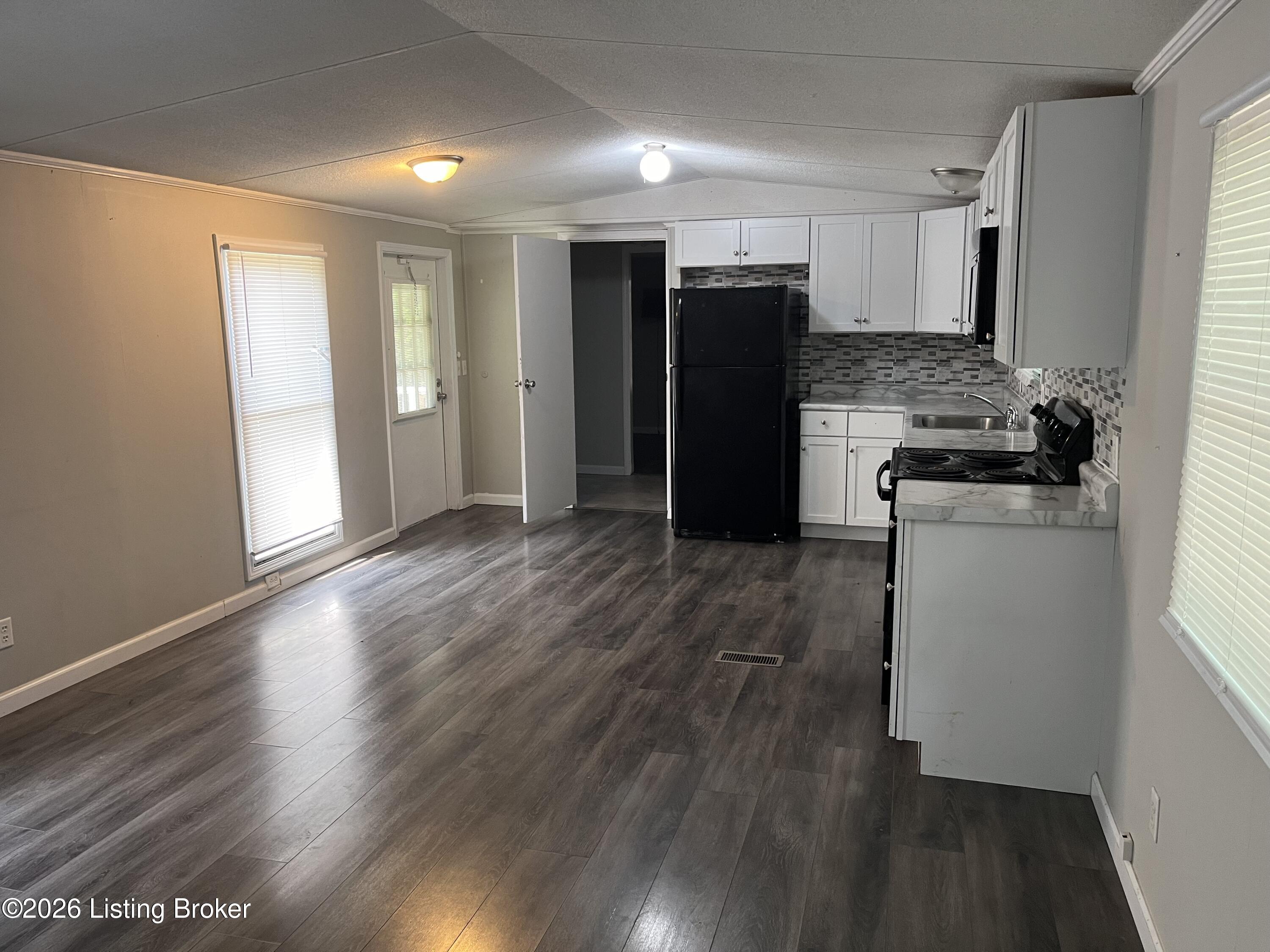 284 Newton Ln Property Photo 15
