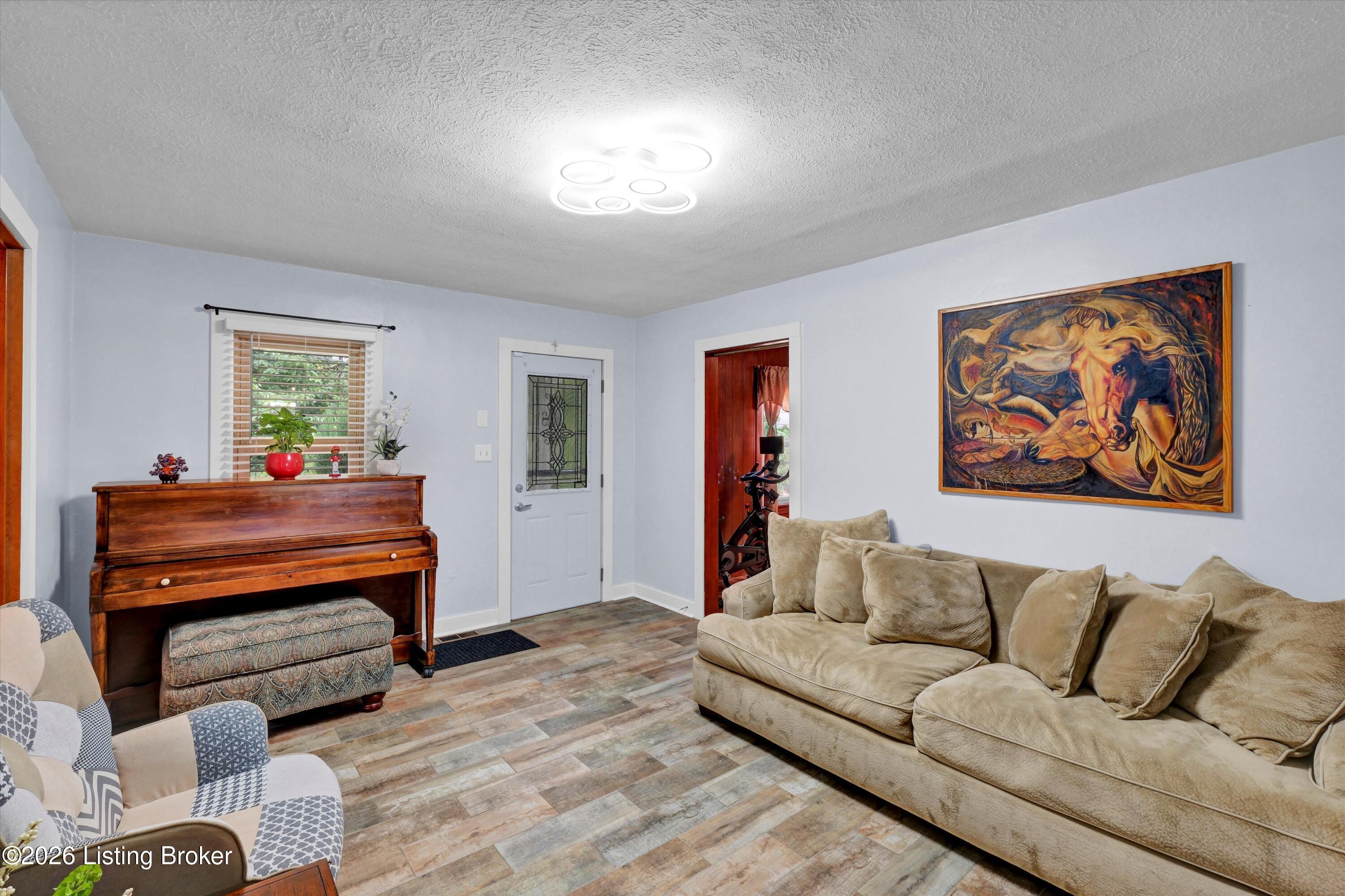 1516 Eskridge Ln Property Photo 2