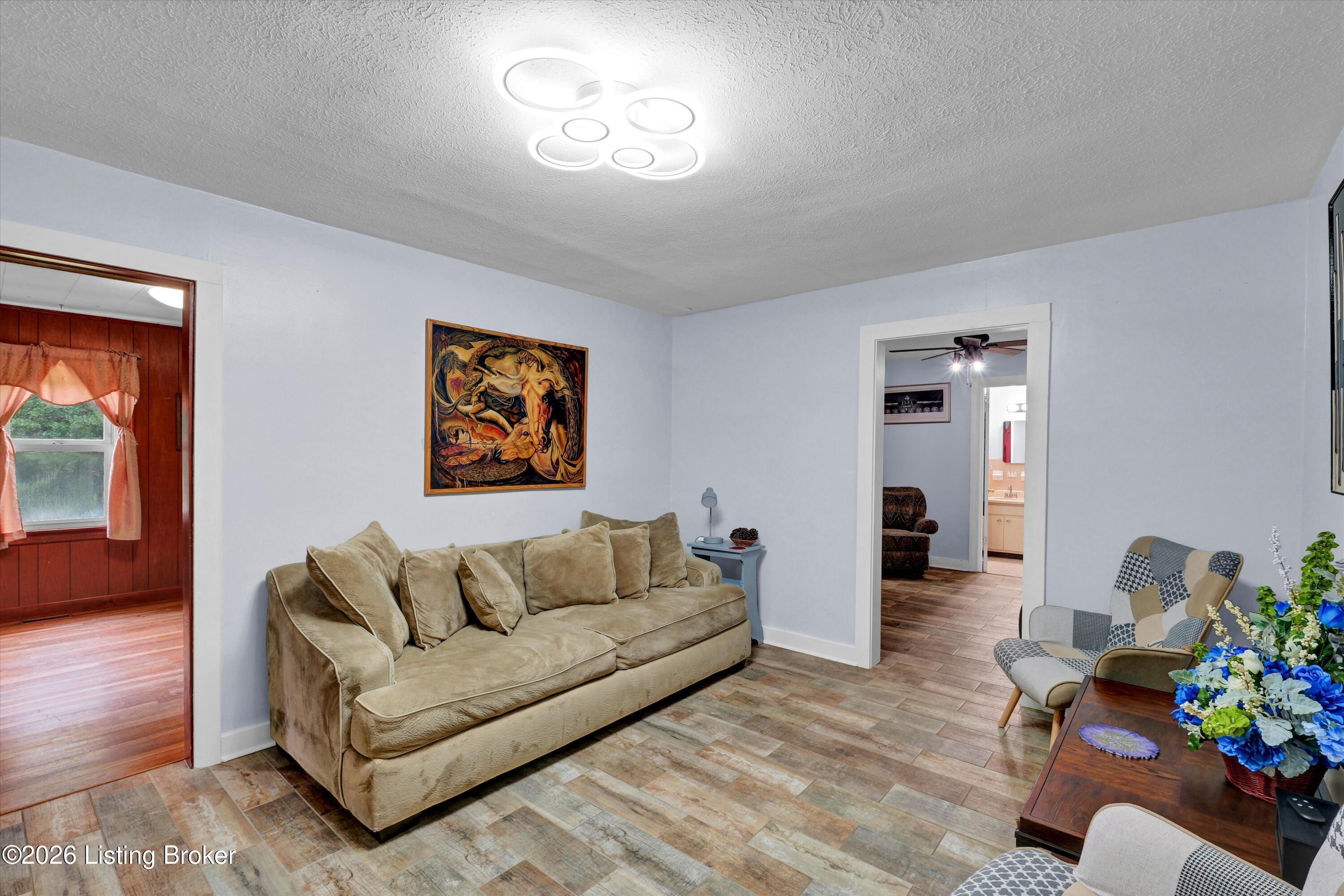 1516 Eskridge Ln Property Photo 3
