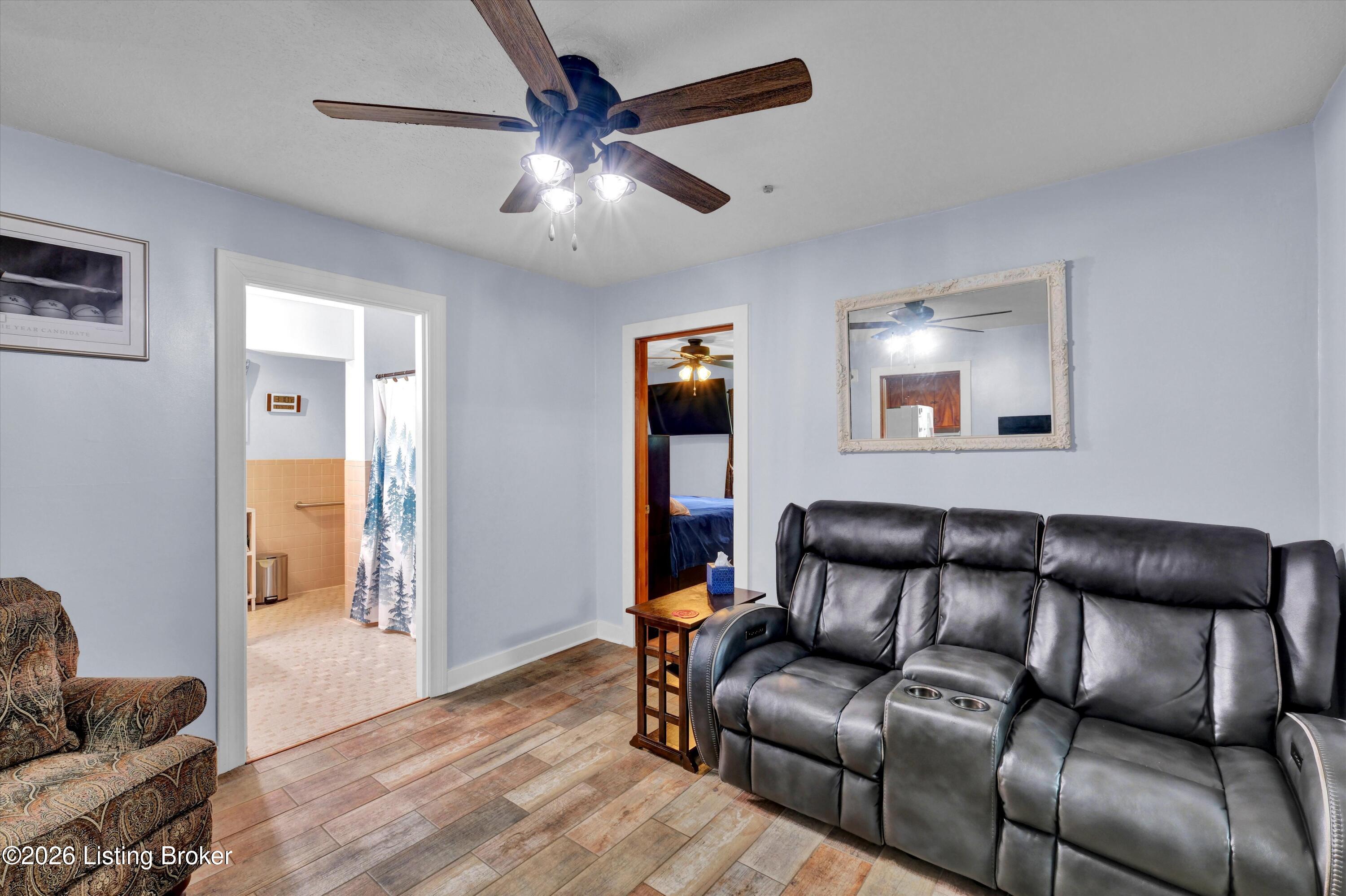 1516 Eskridge Ln Property Photo 4