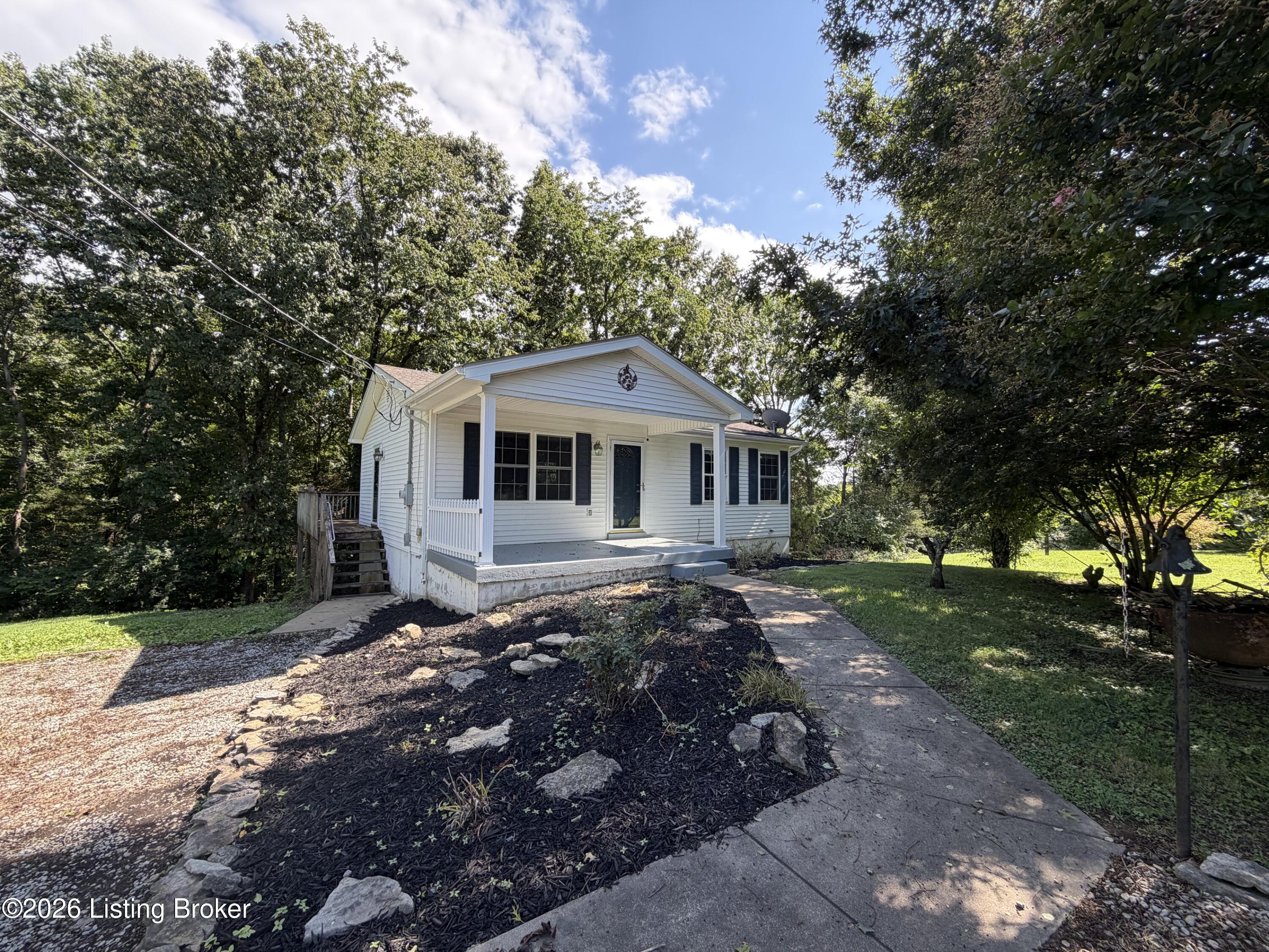 247 Suffolk Dr Property Photo 3