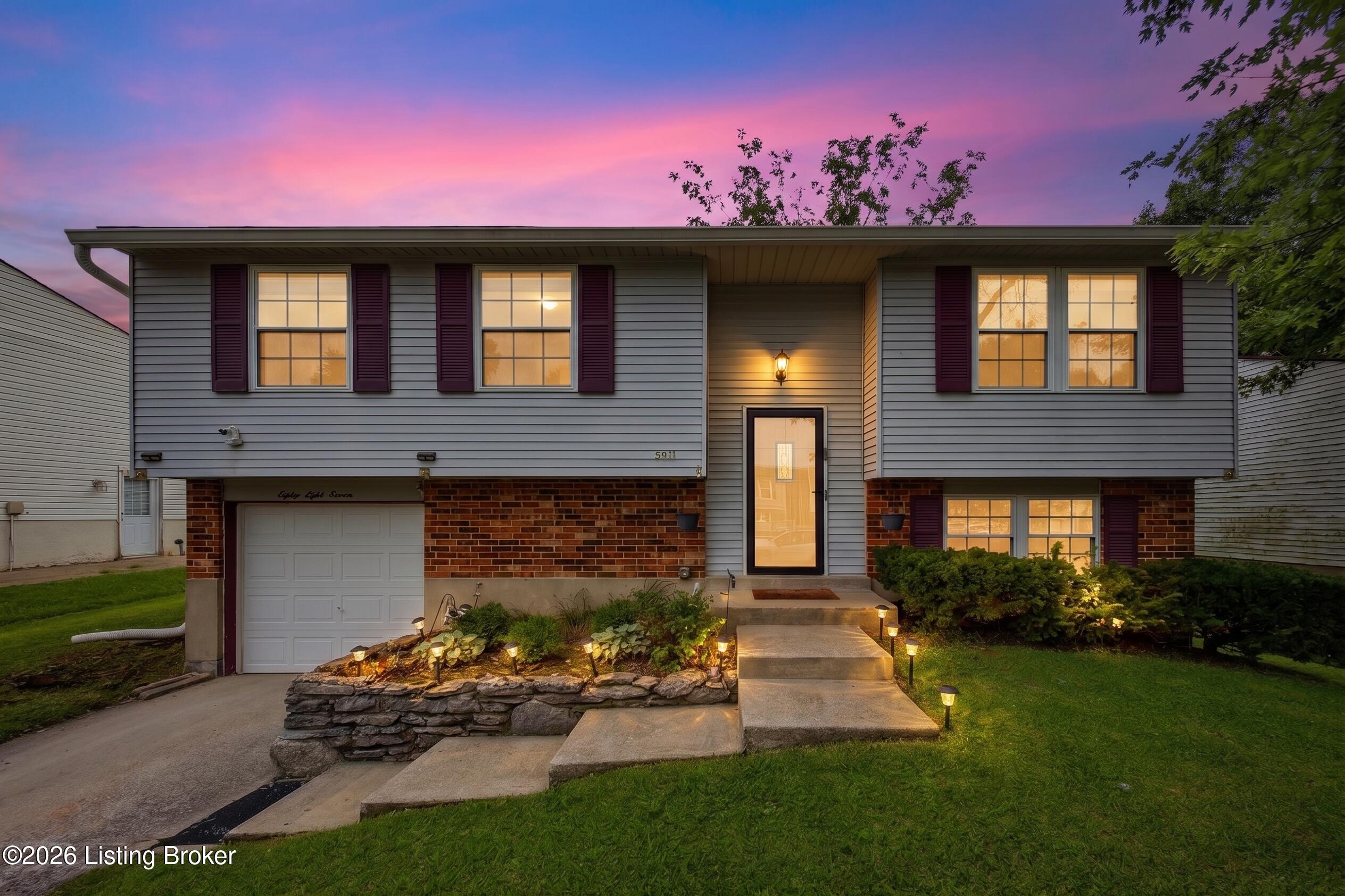 8811 Running Fox Cir