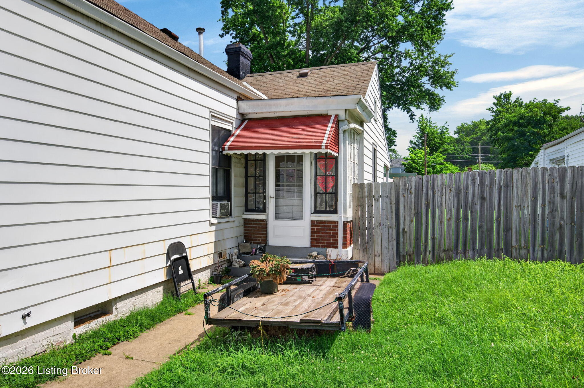925 Ash St Property Photo 3