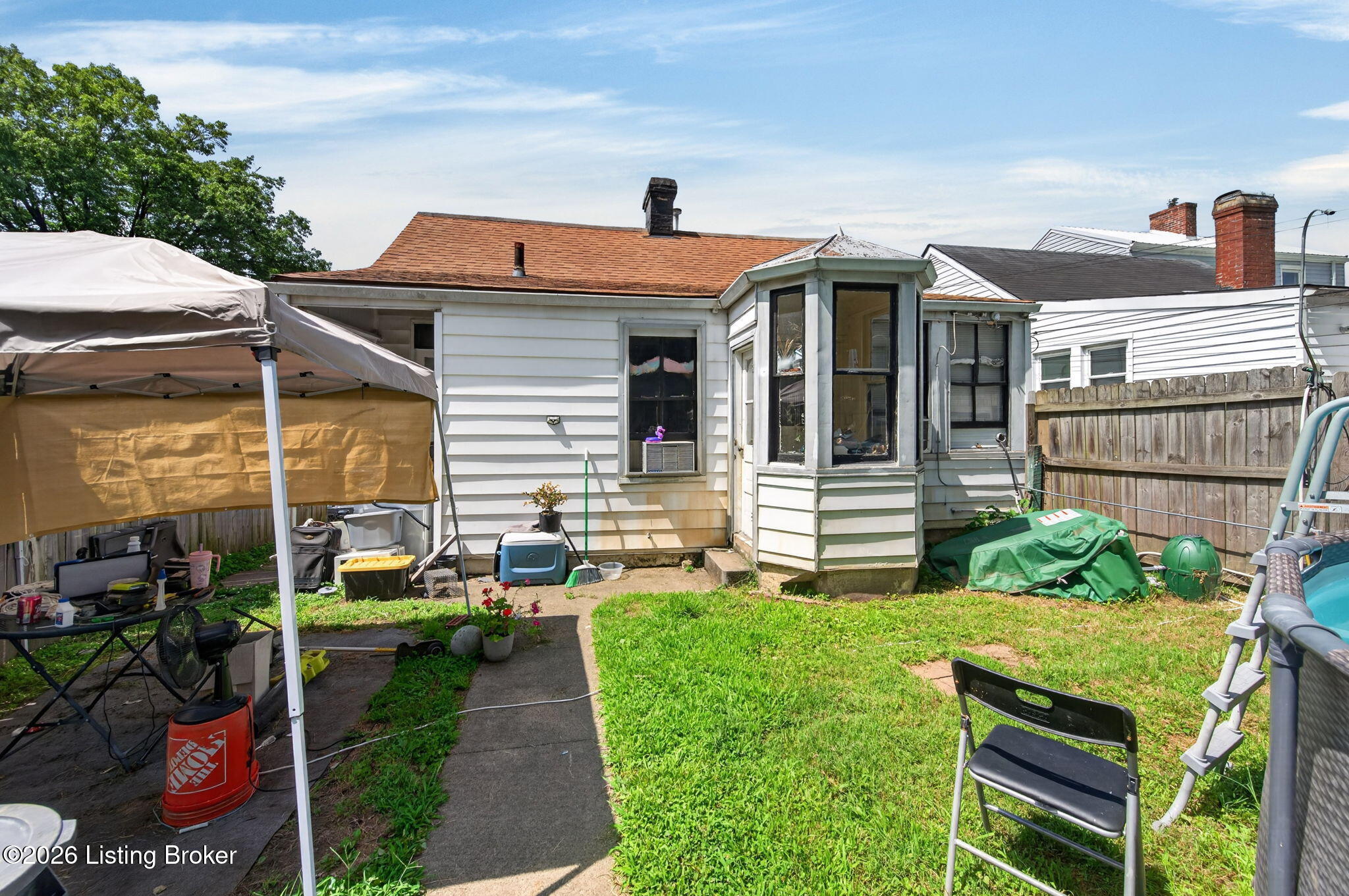 925 Ash St Property Photo 4