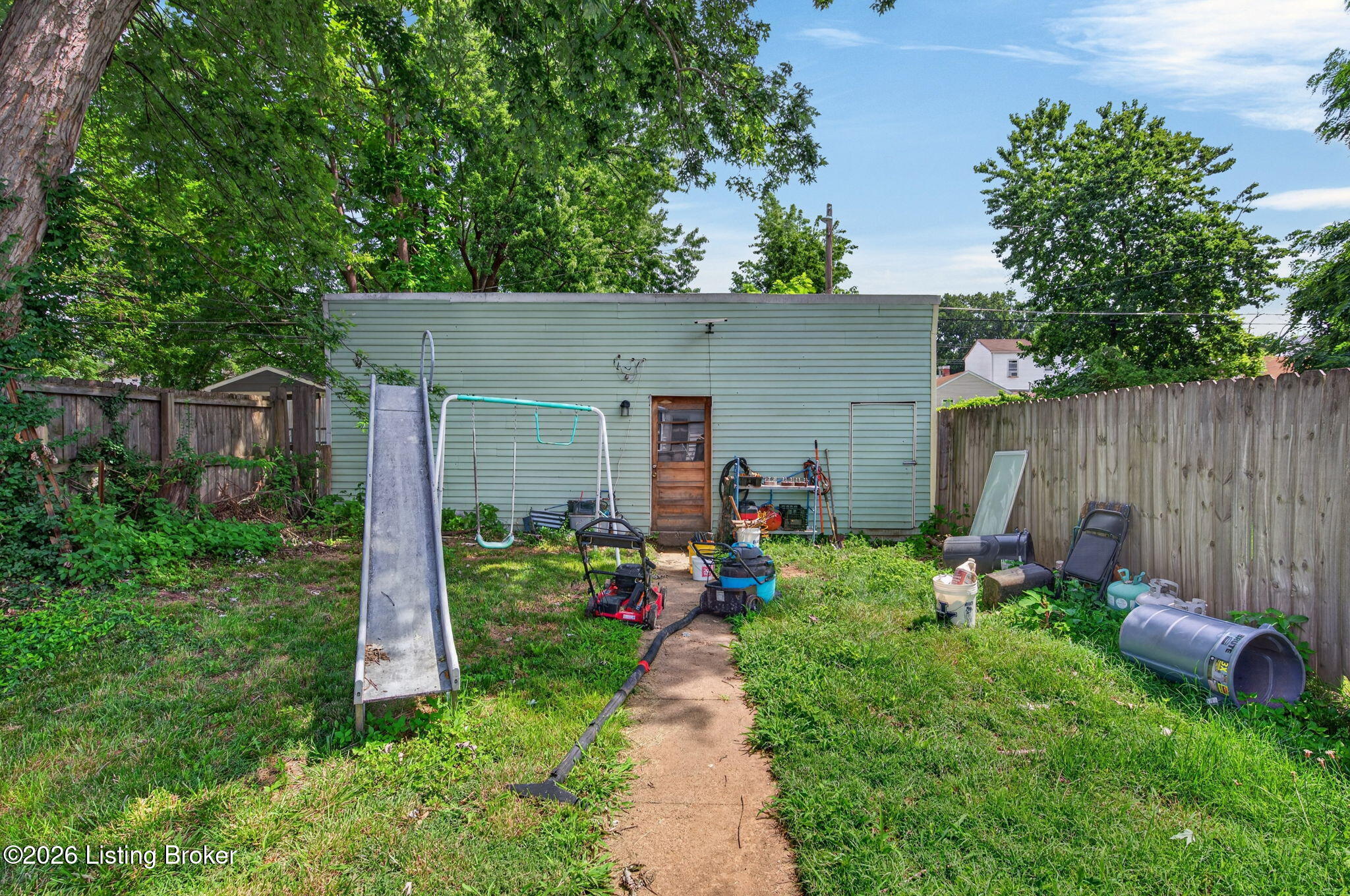925 Ash St Property Photo 6