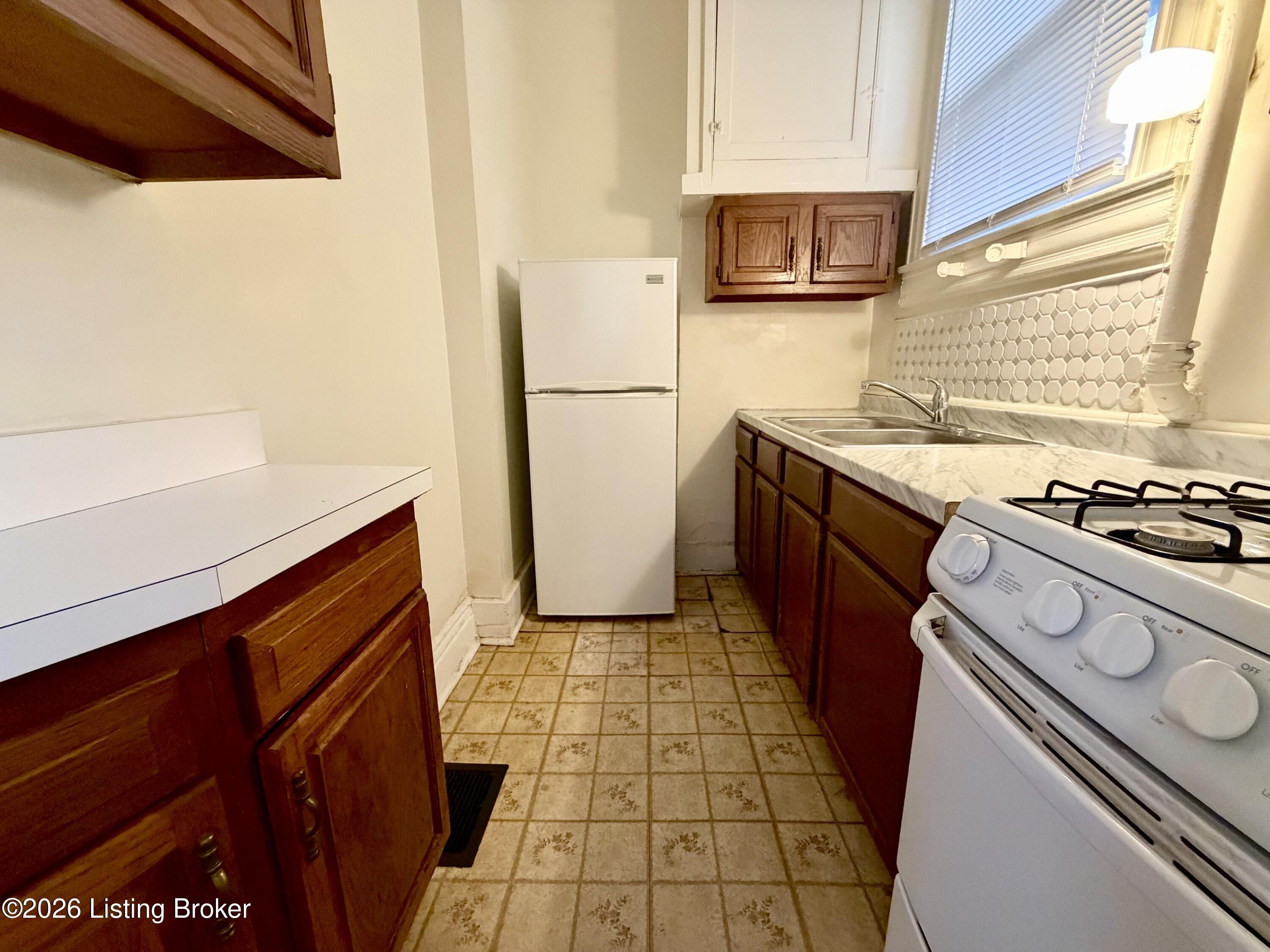 1030 Everett Ave 2 Property Photo 4