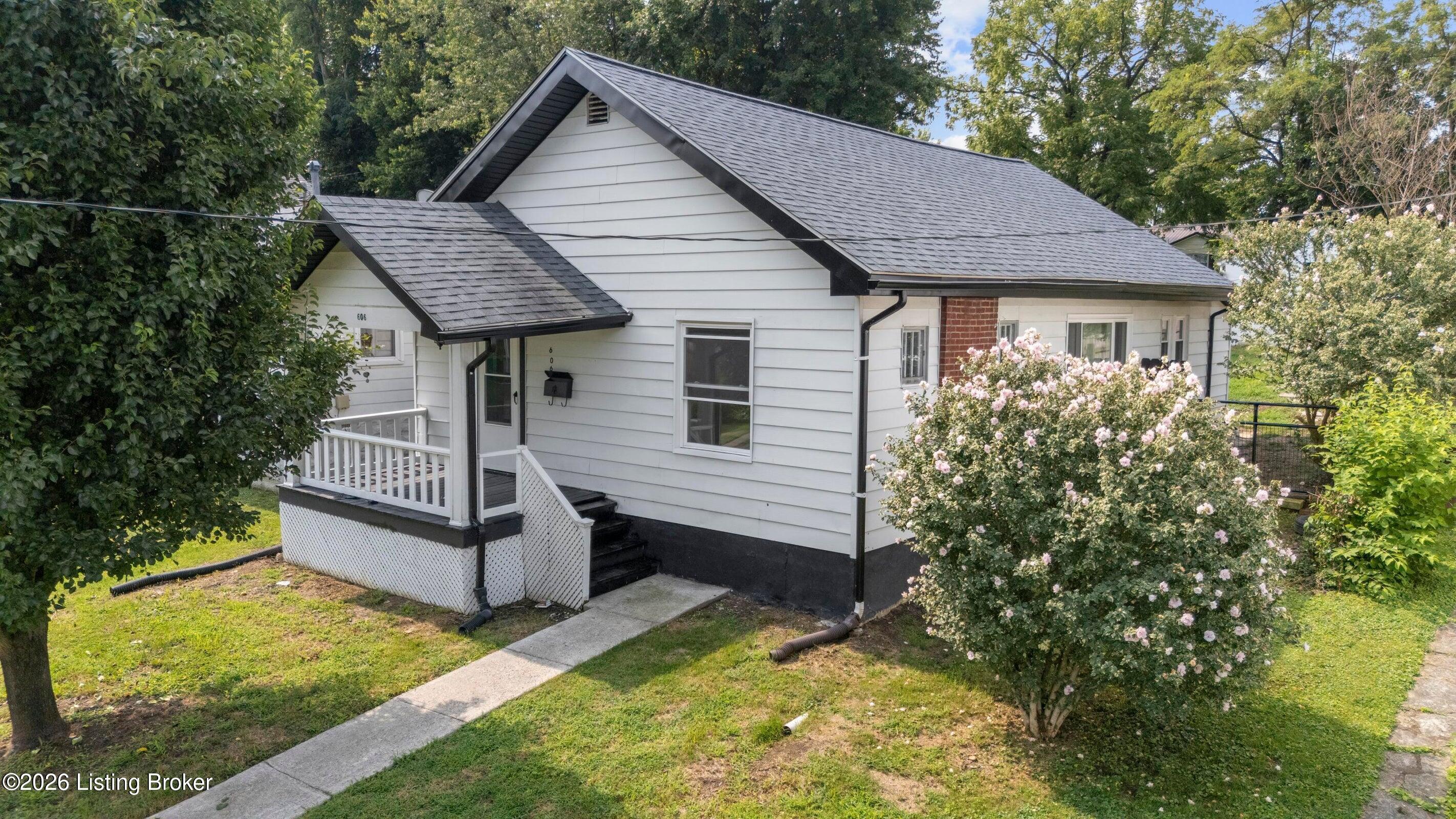 606 College St Property Photo 1