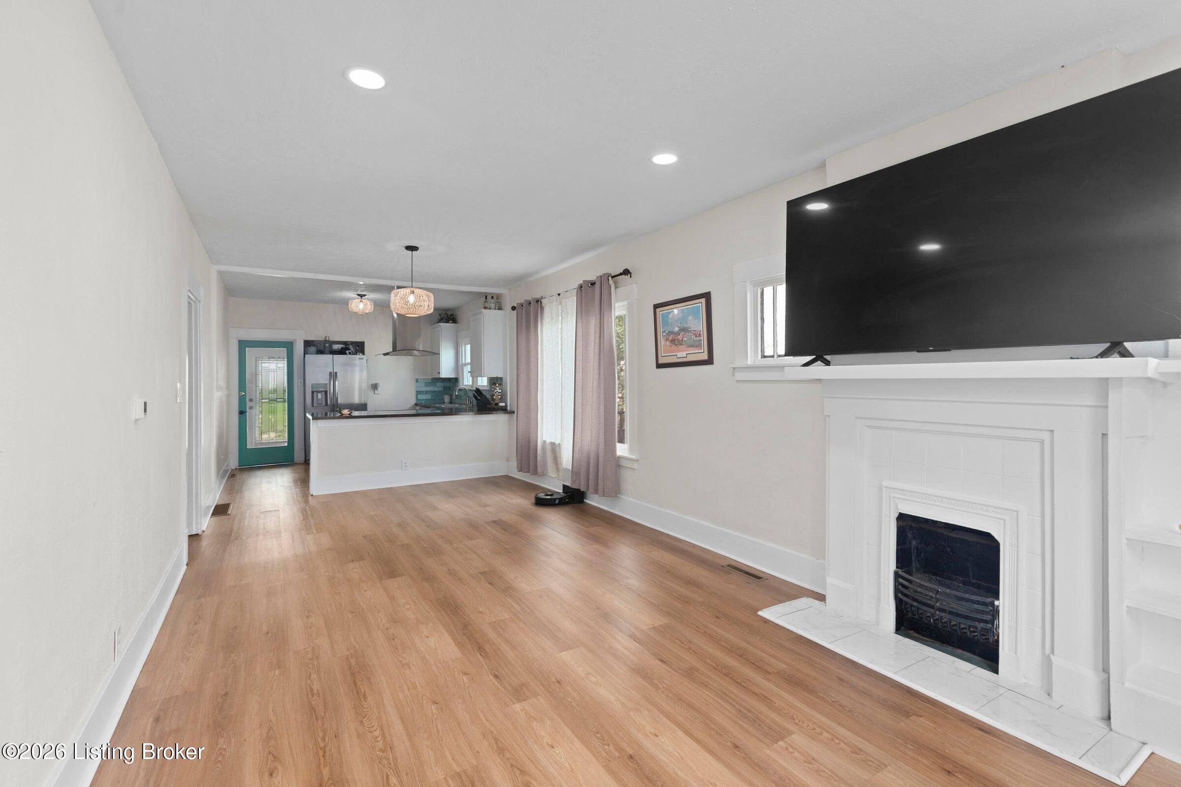 606 College St Property Photo 2