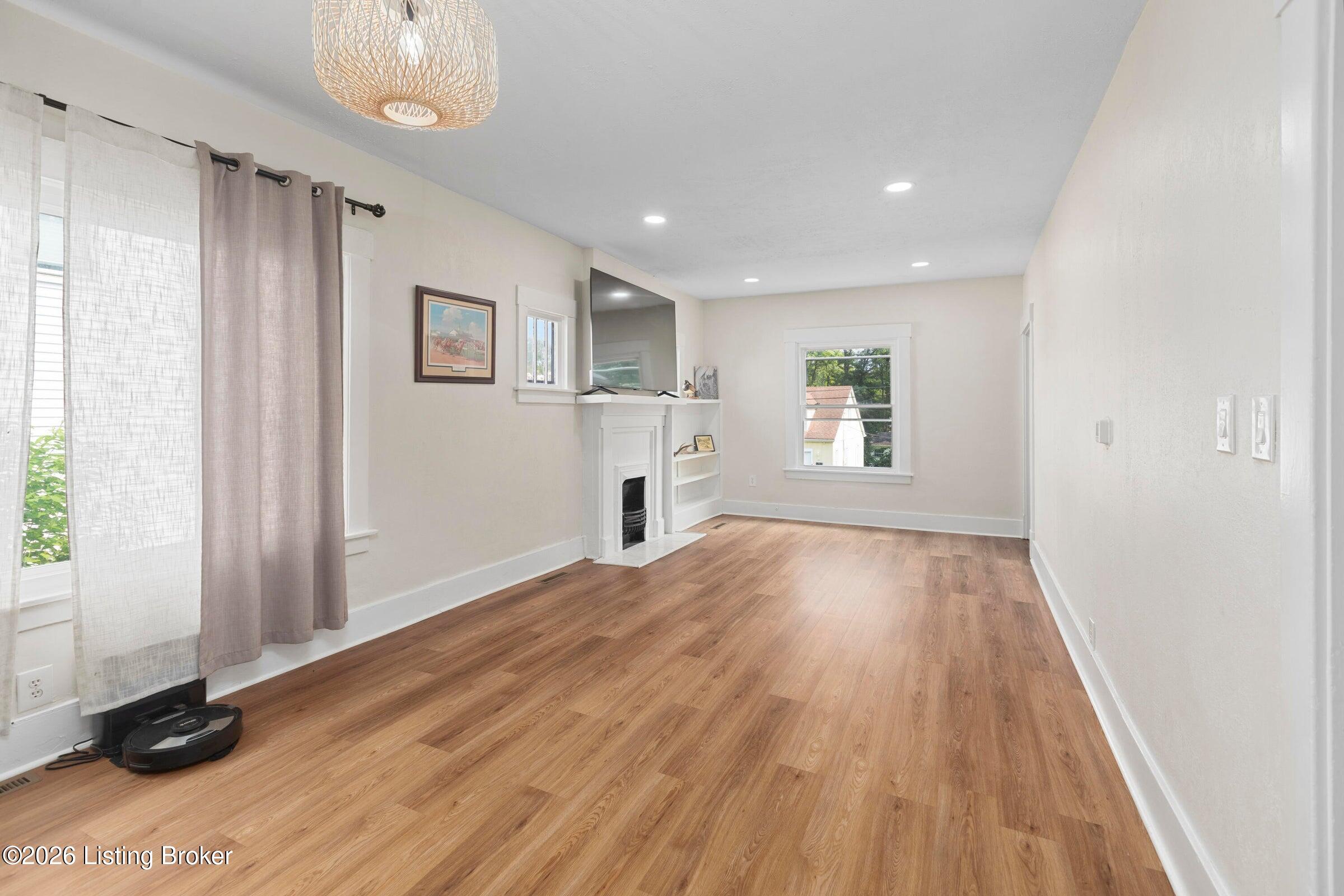 606 College St Property Photo 4