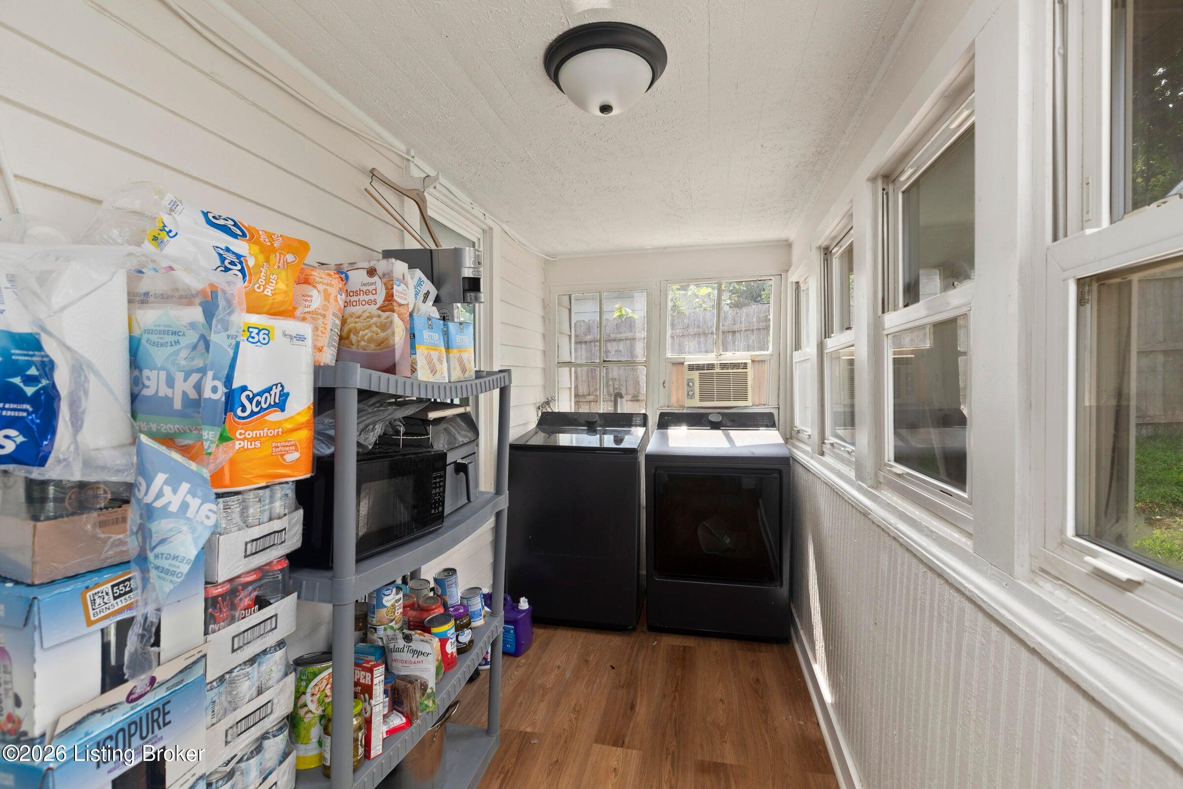 606 College St Property Photo 12