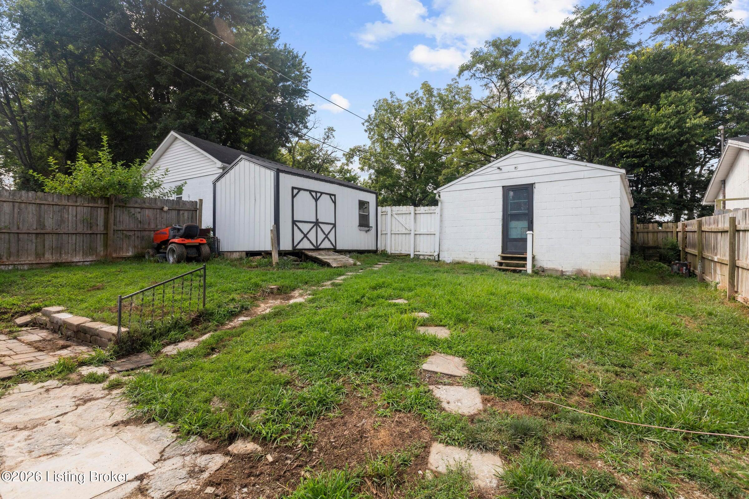 606 College St Property Photo 14