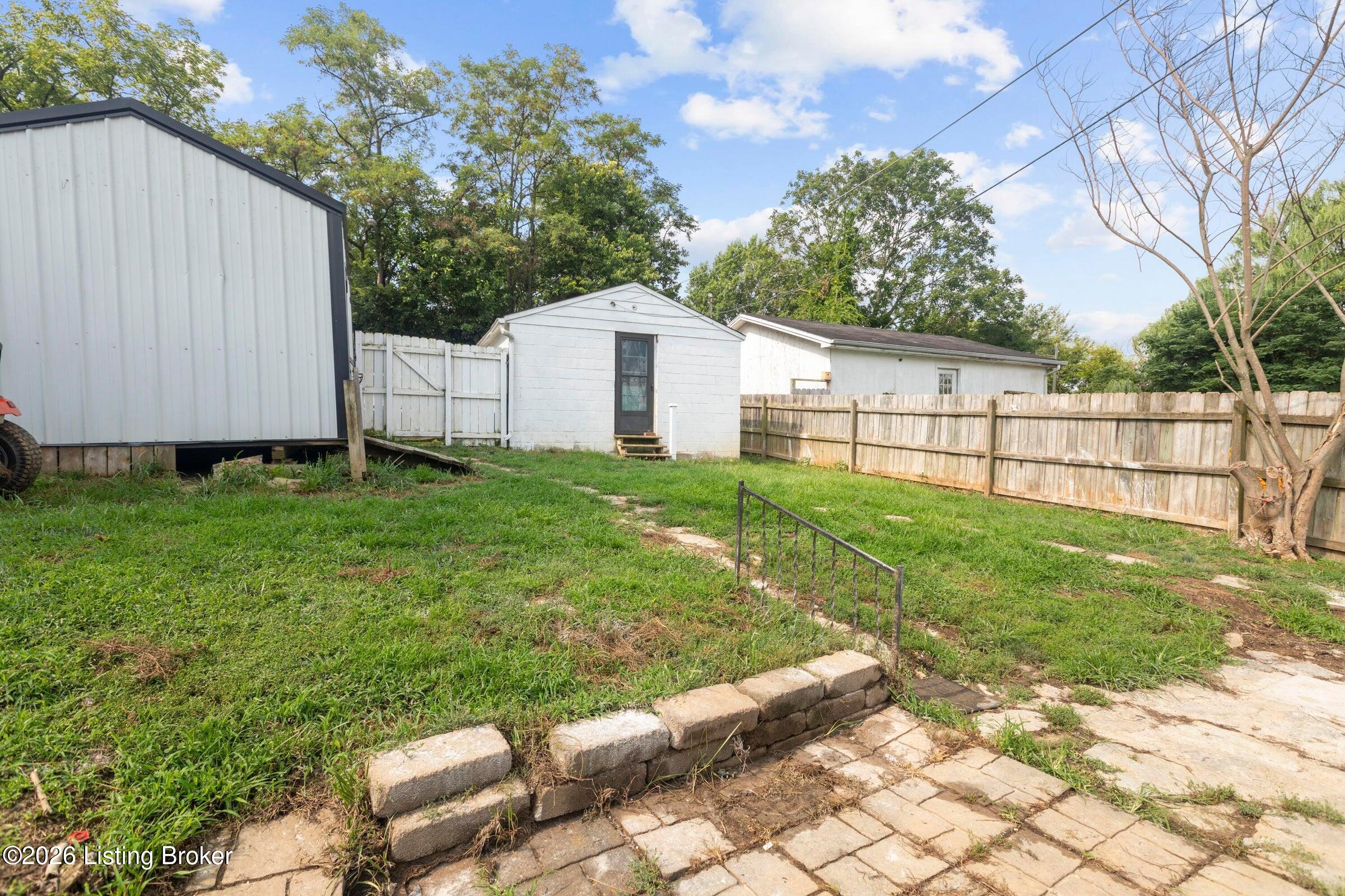 606 College St Property Photo 15