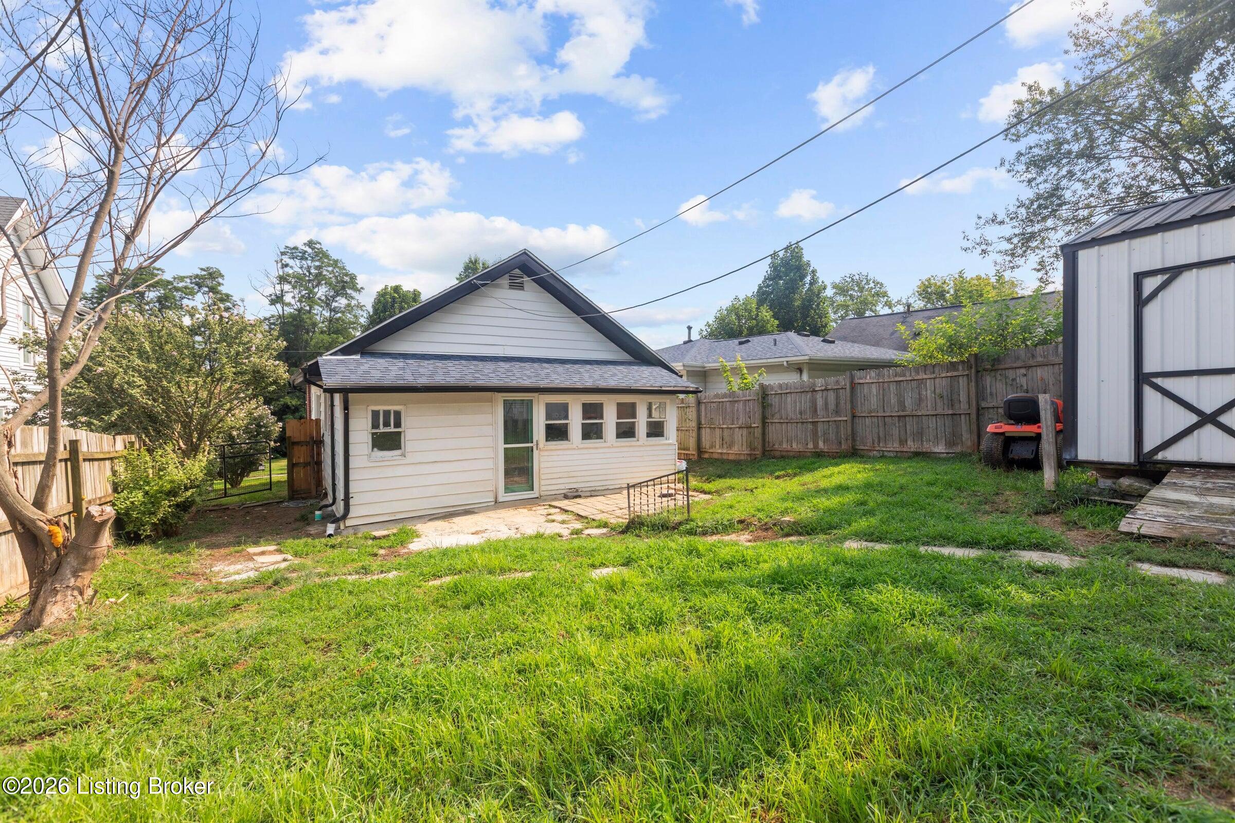 606 College St Property Photo 16