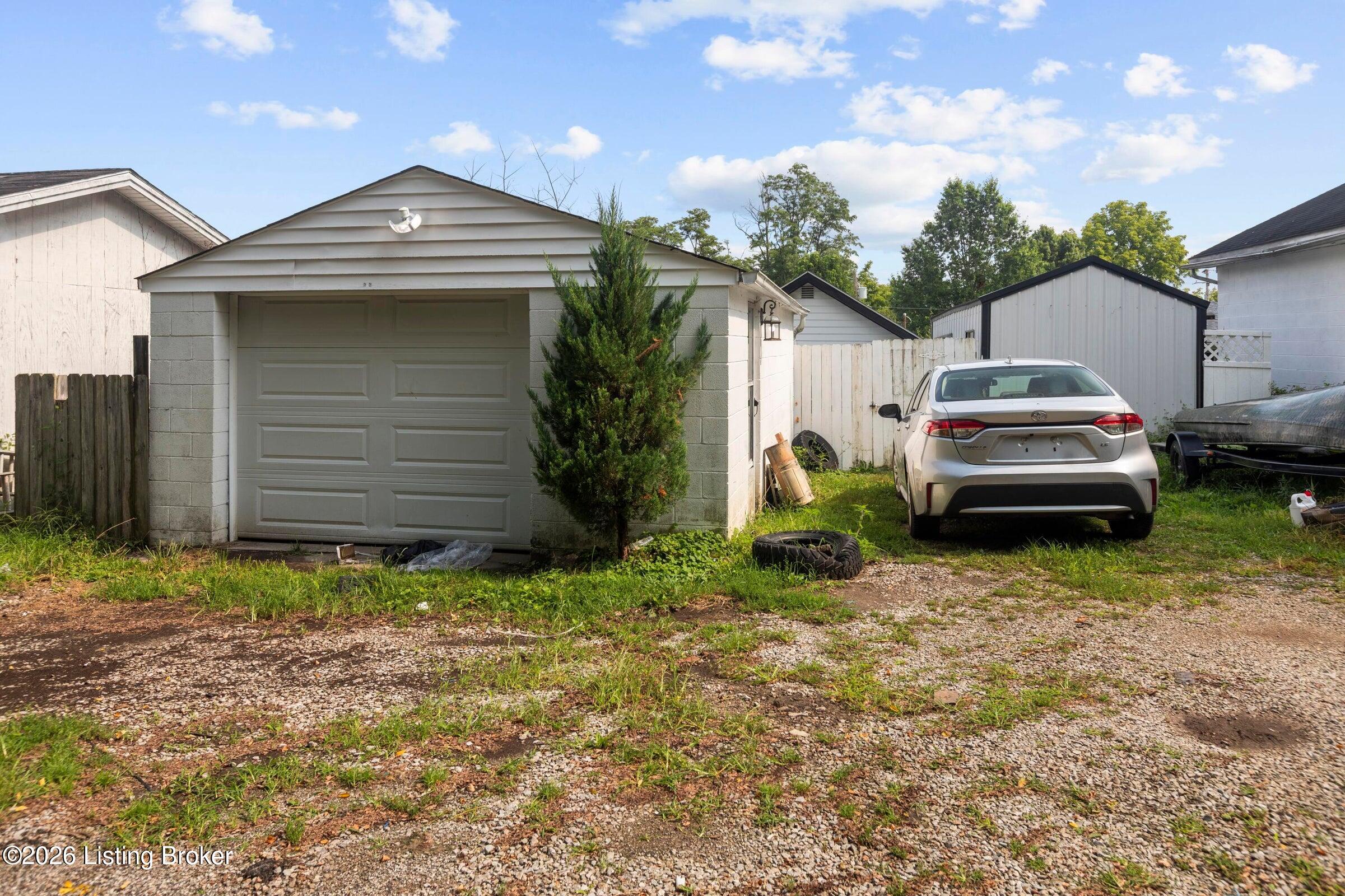 606 College St Property Photo 17