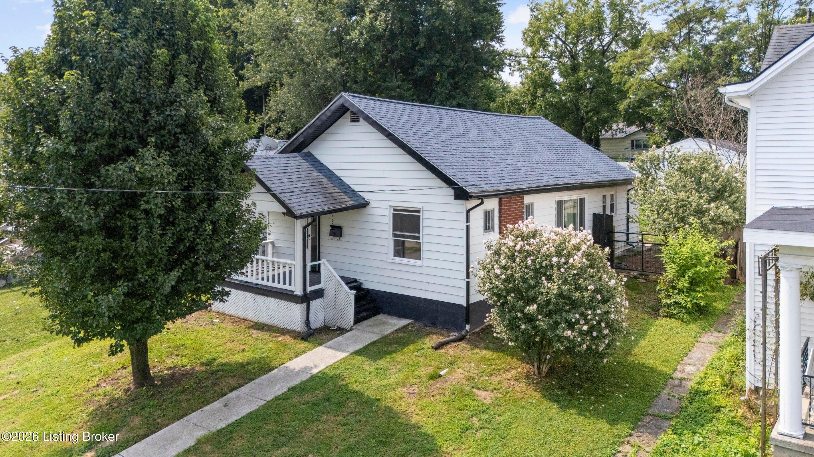 606 College St Property Photo 18