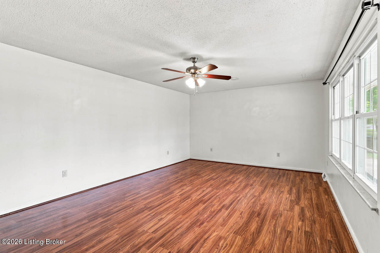 906 Mary Ct Property Photo 3