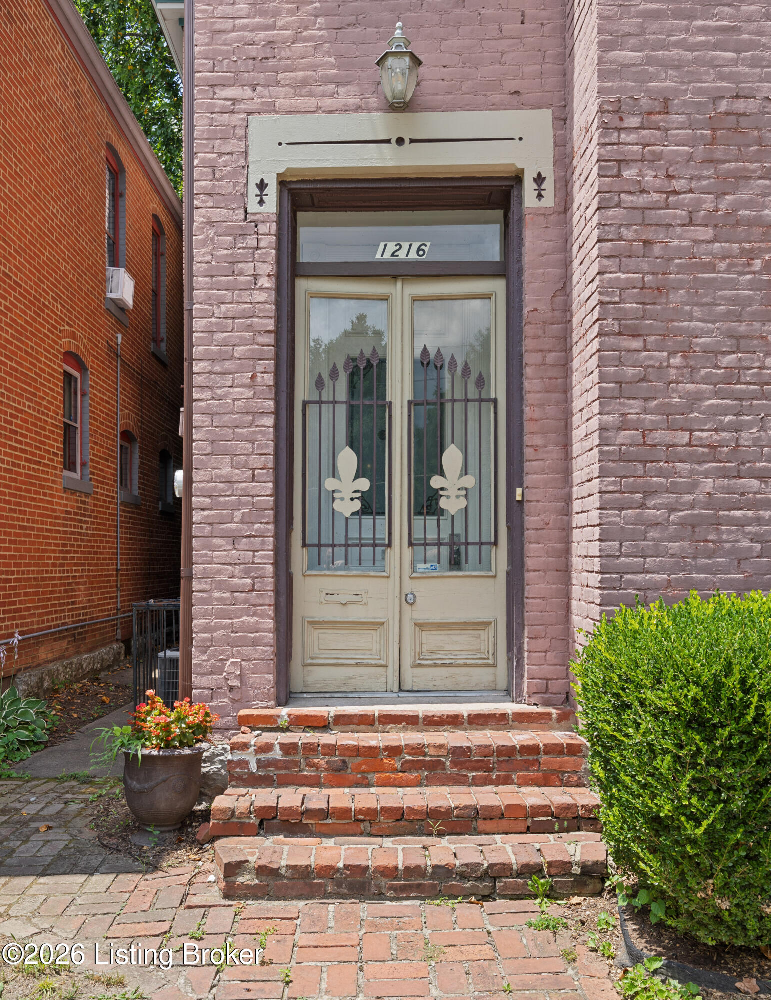 1216 S Floyd St Property Photo 2