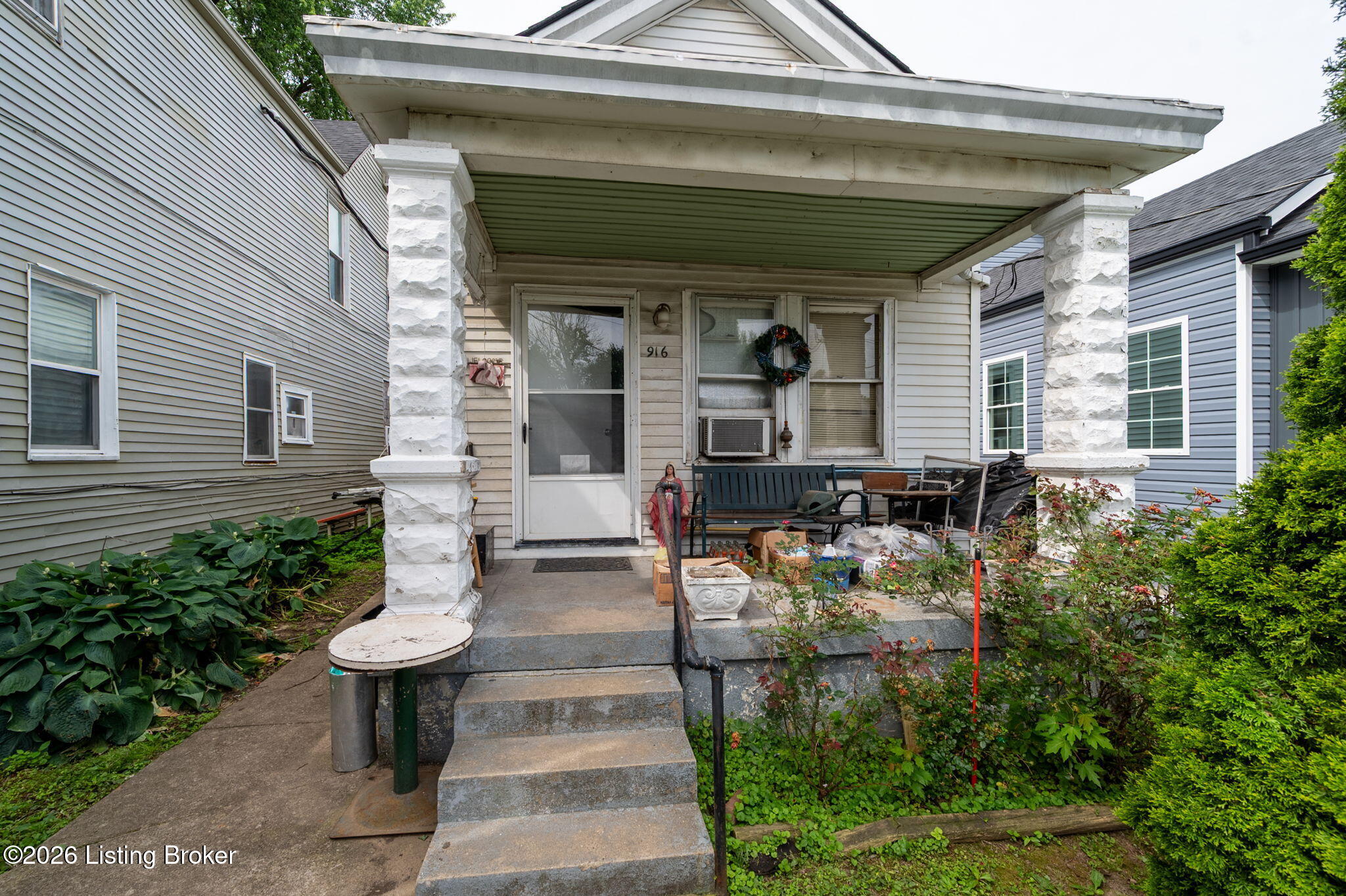 916 Ash St Property Photo 2