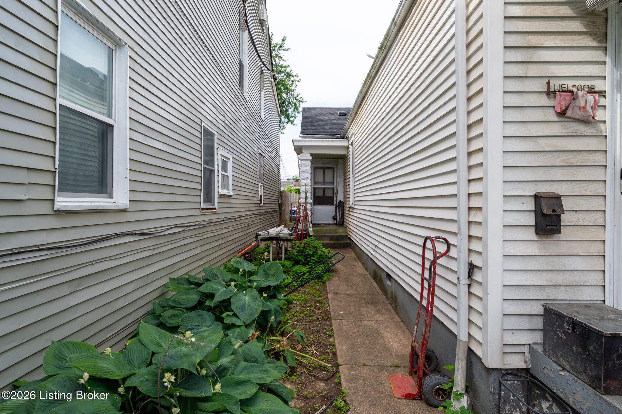 916 Ash St Property Photo 3