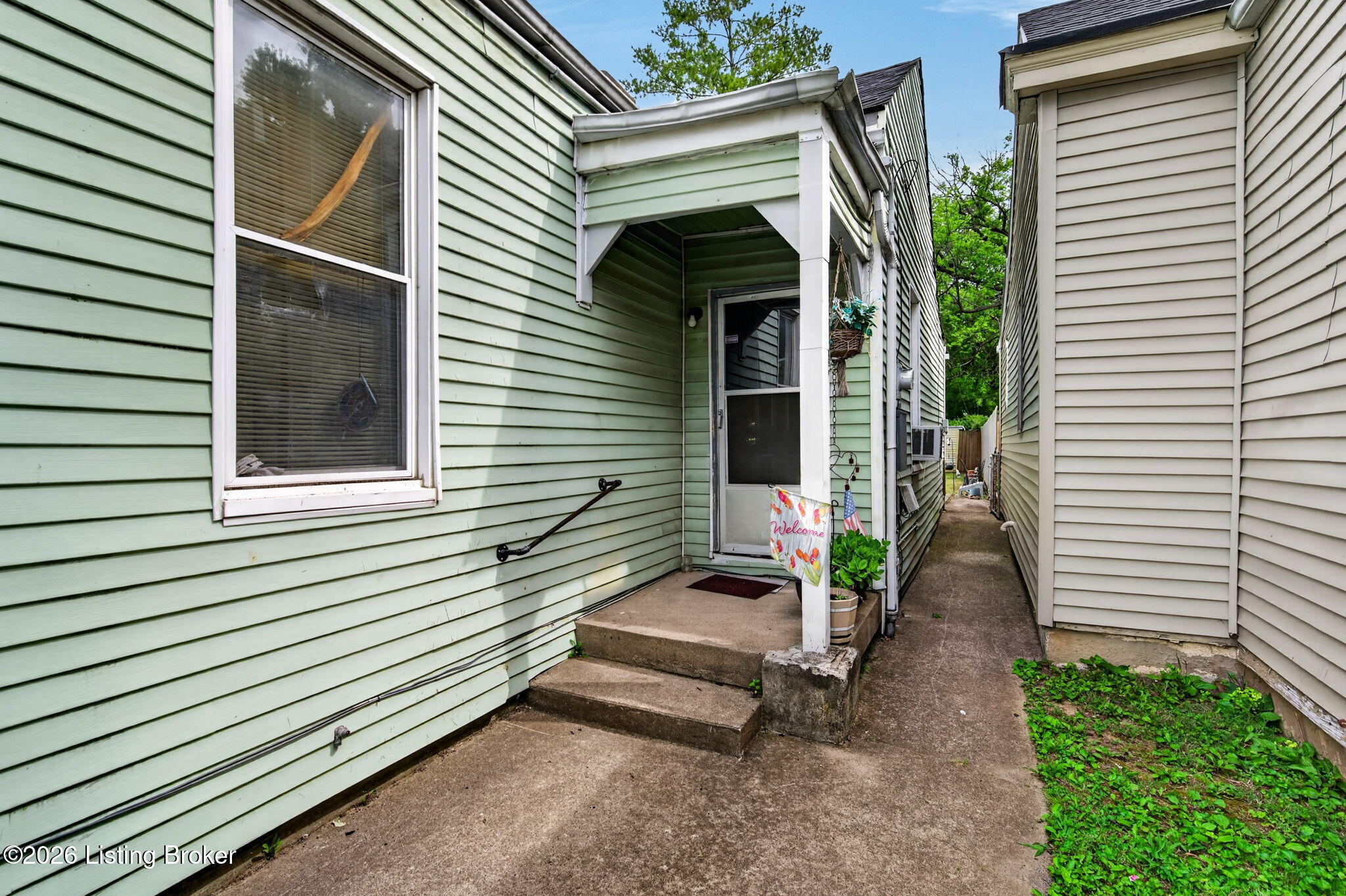 915 Ash St Property Photo 2