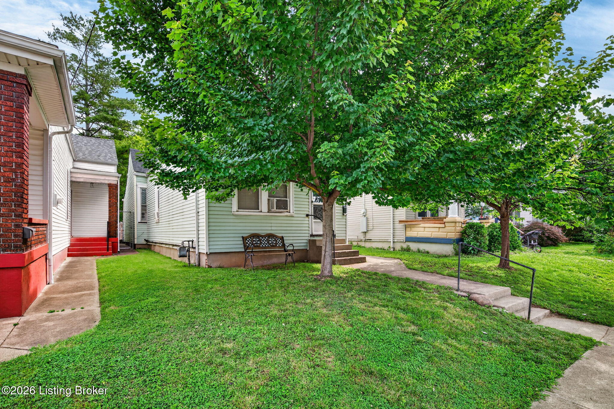 915 Ash St Property Photo 3