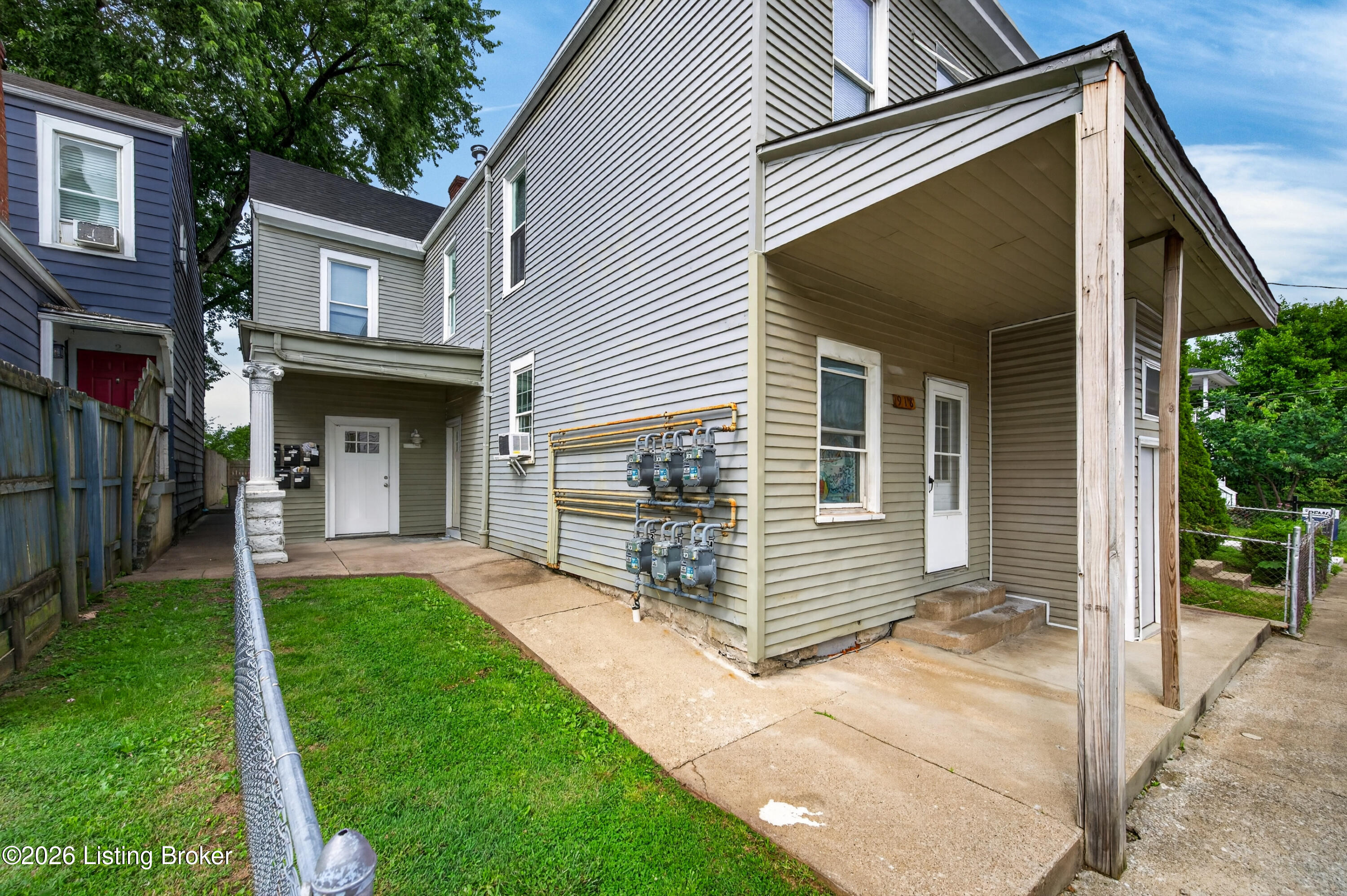 918 Ash St Property Photo 3