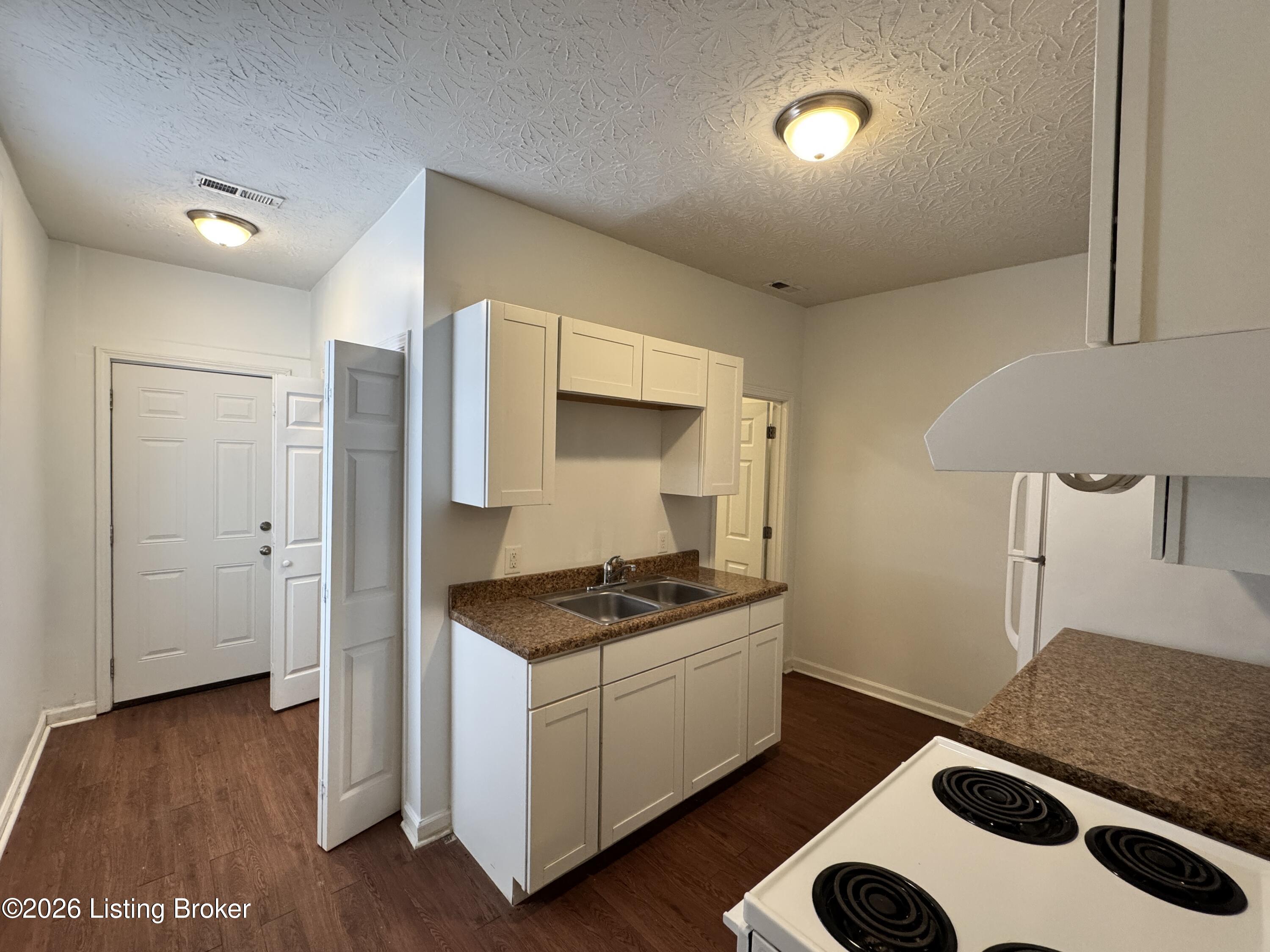 2136 Lytle St Property Photo 3
