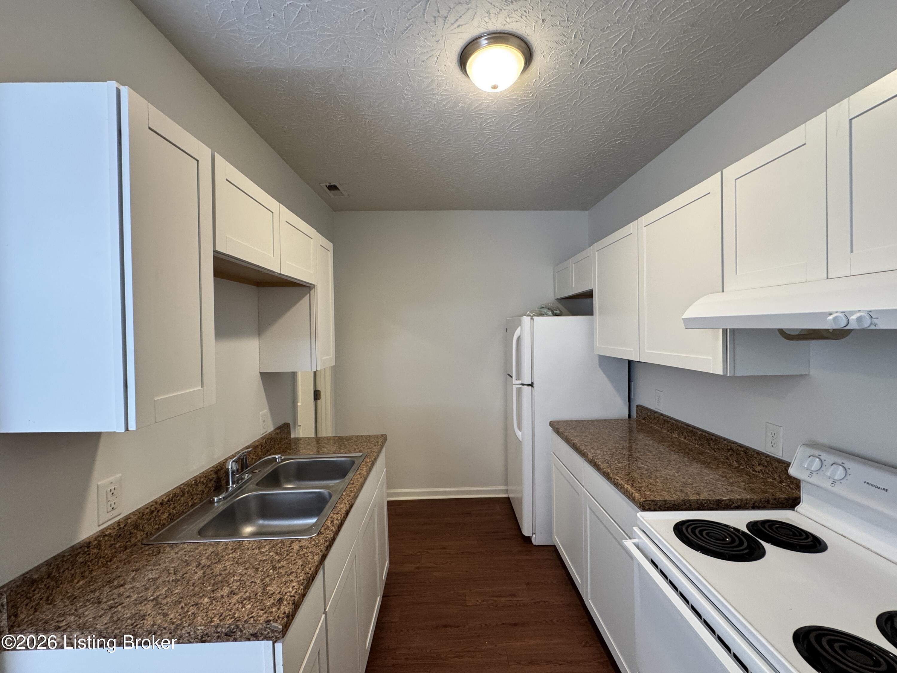 2136 Lytle St Property Photo 4