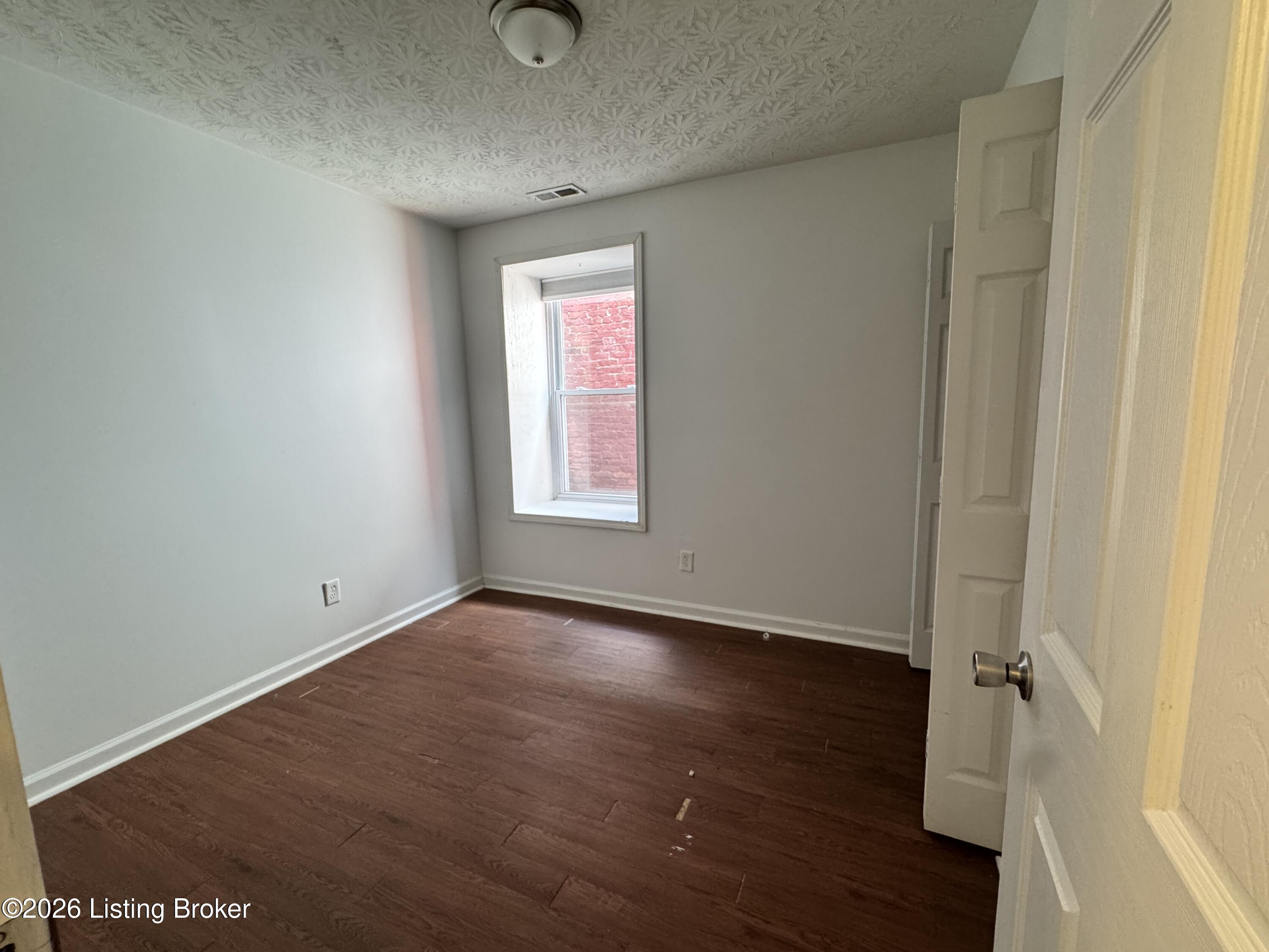 2136 Lytle St Property Photo 7