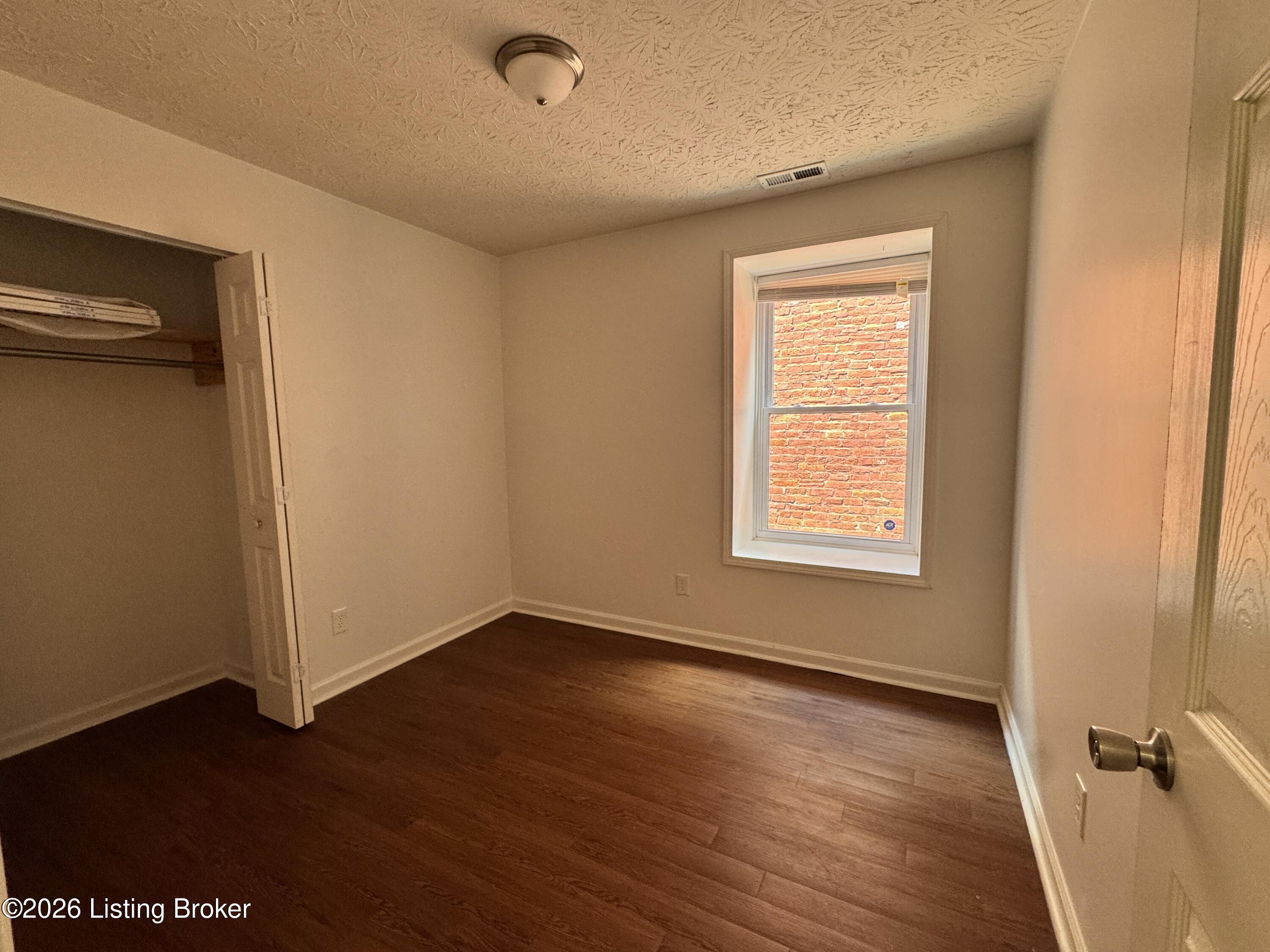2136 Lytle St Property Photo 9