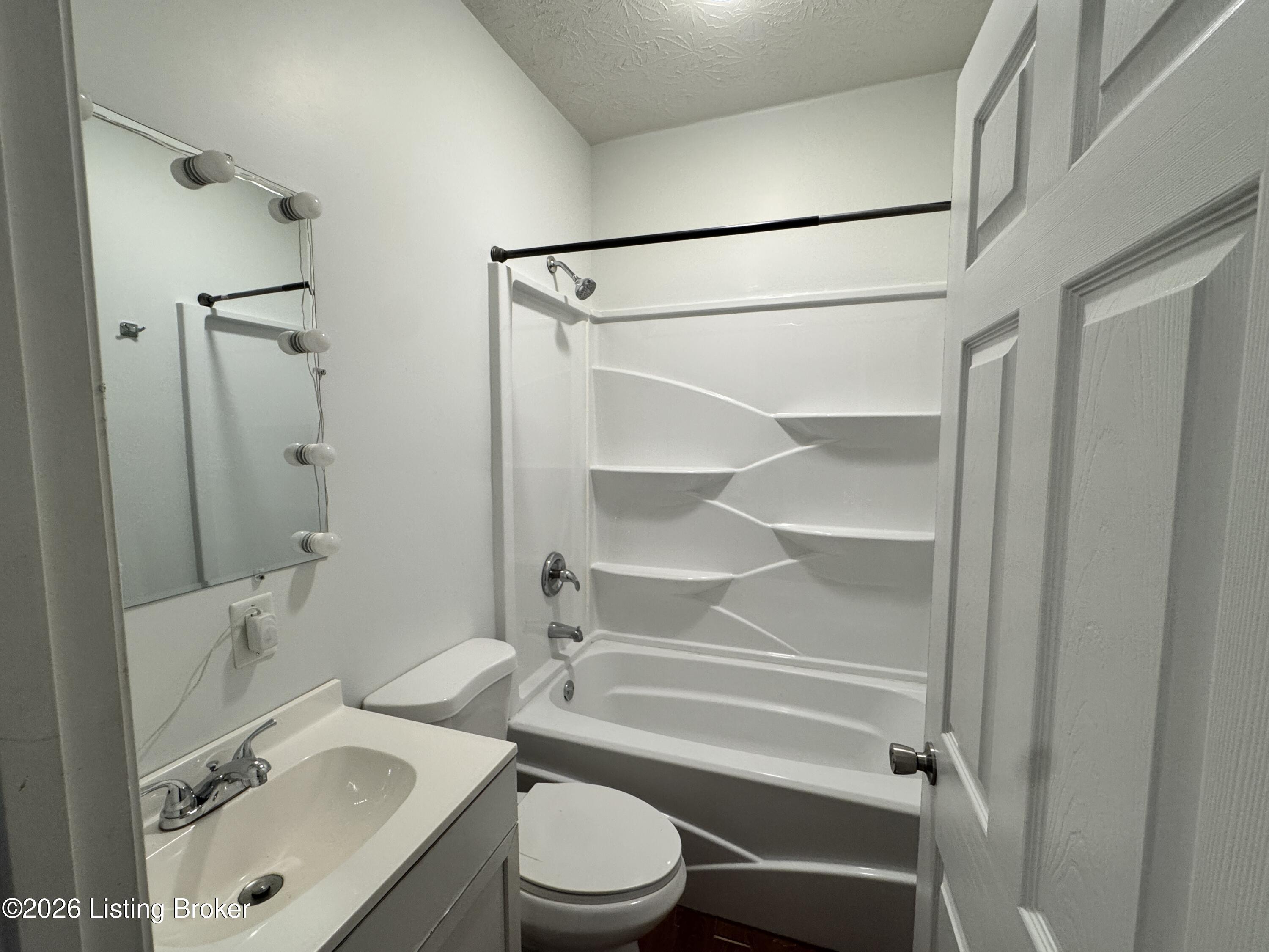 2136 Lytle St Property Photo 10