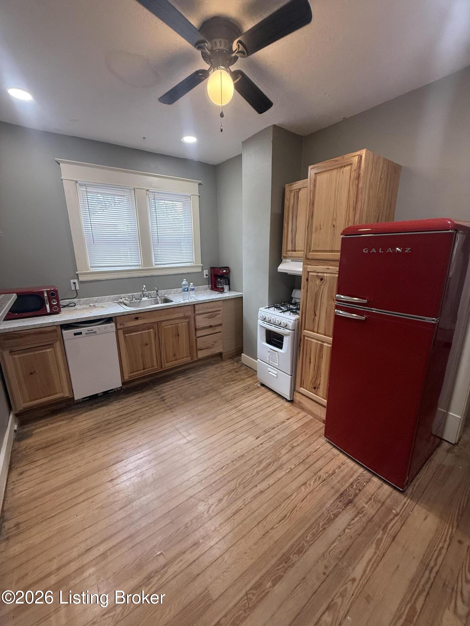 112 E Woodlawn Ave 3 Property Photo 11