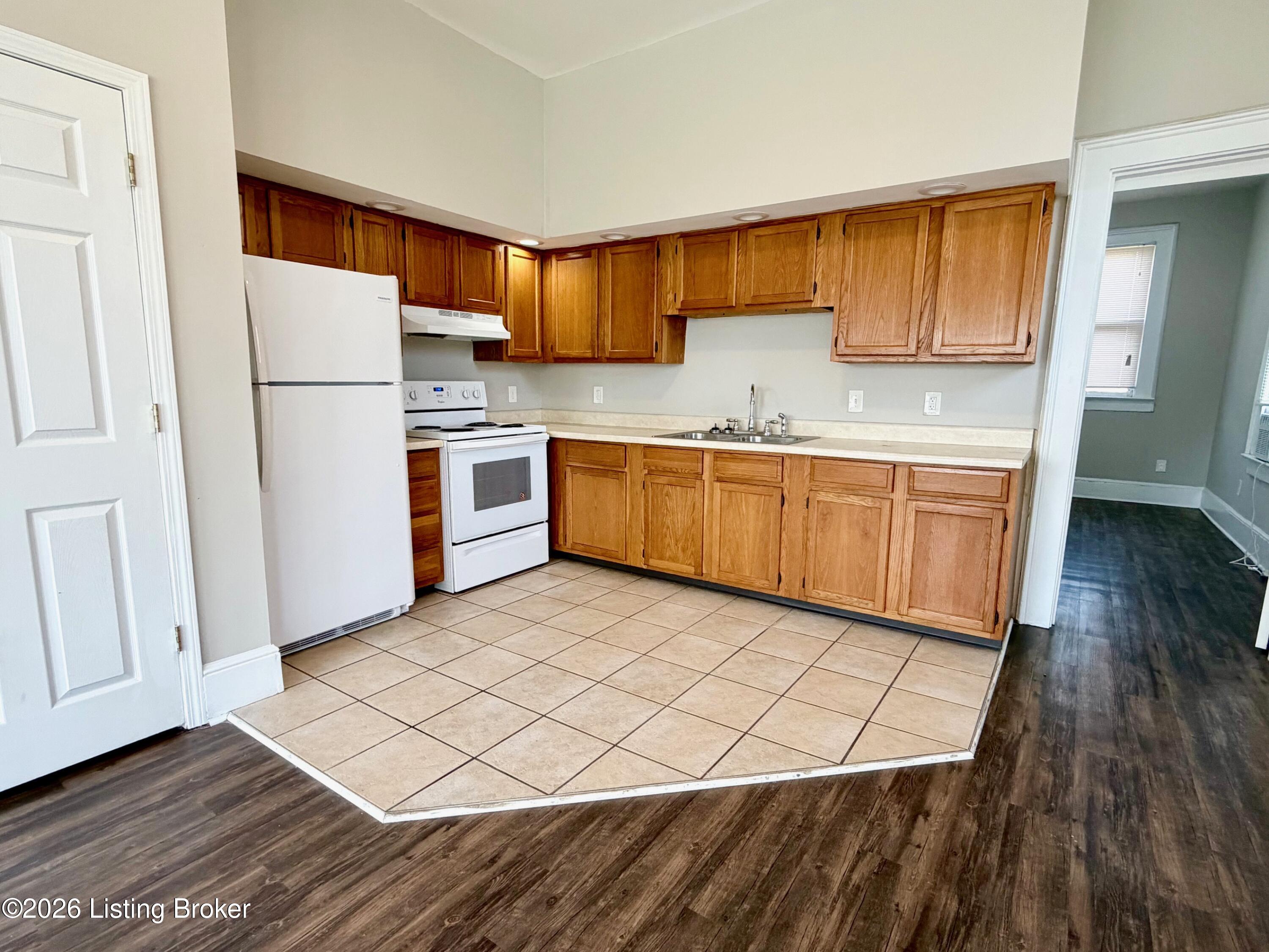511 W Harrison Ave 2 Property Photo 3