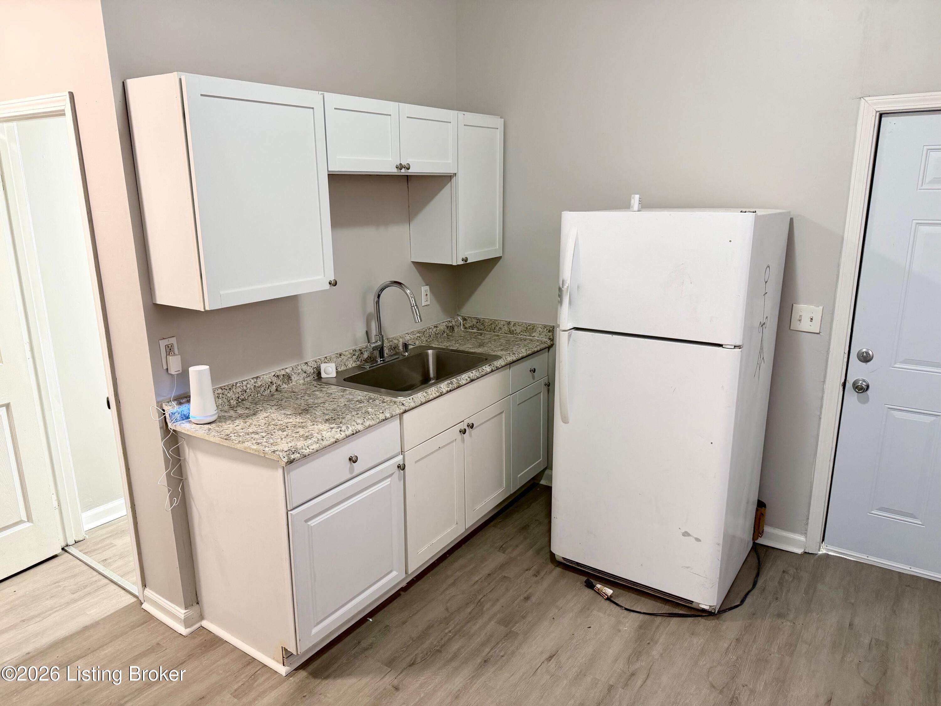 728 Zane St Property Photo 3