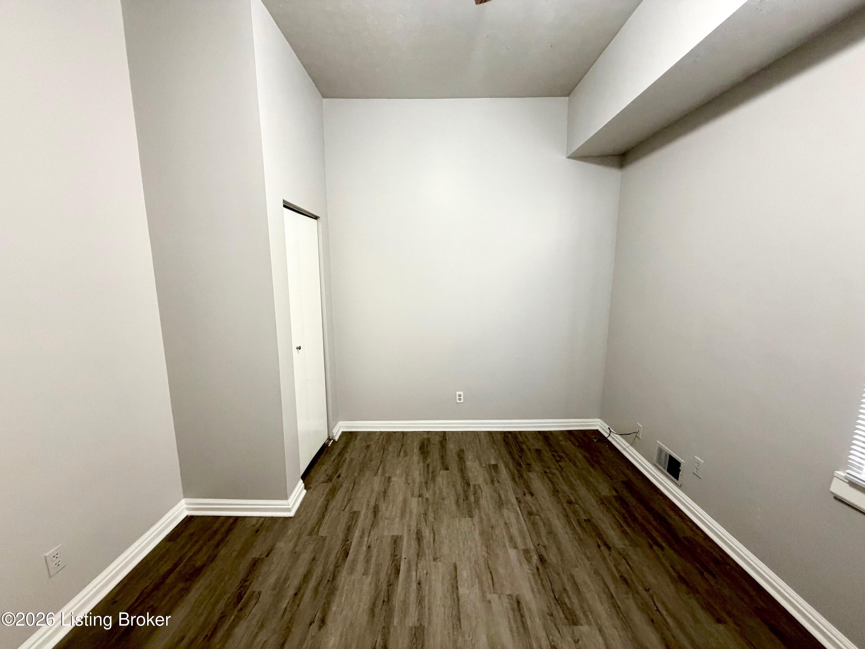 728 Zane St Property Photo 4