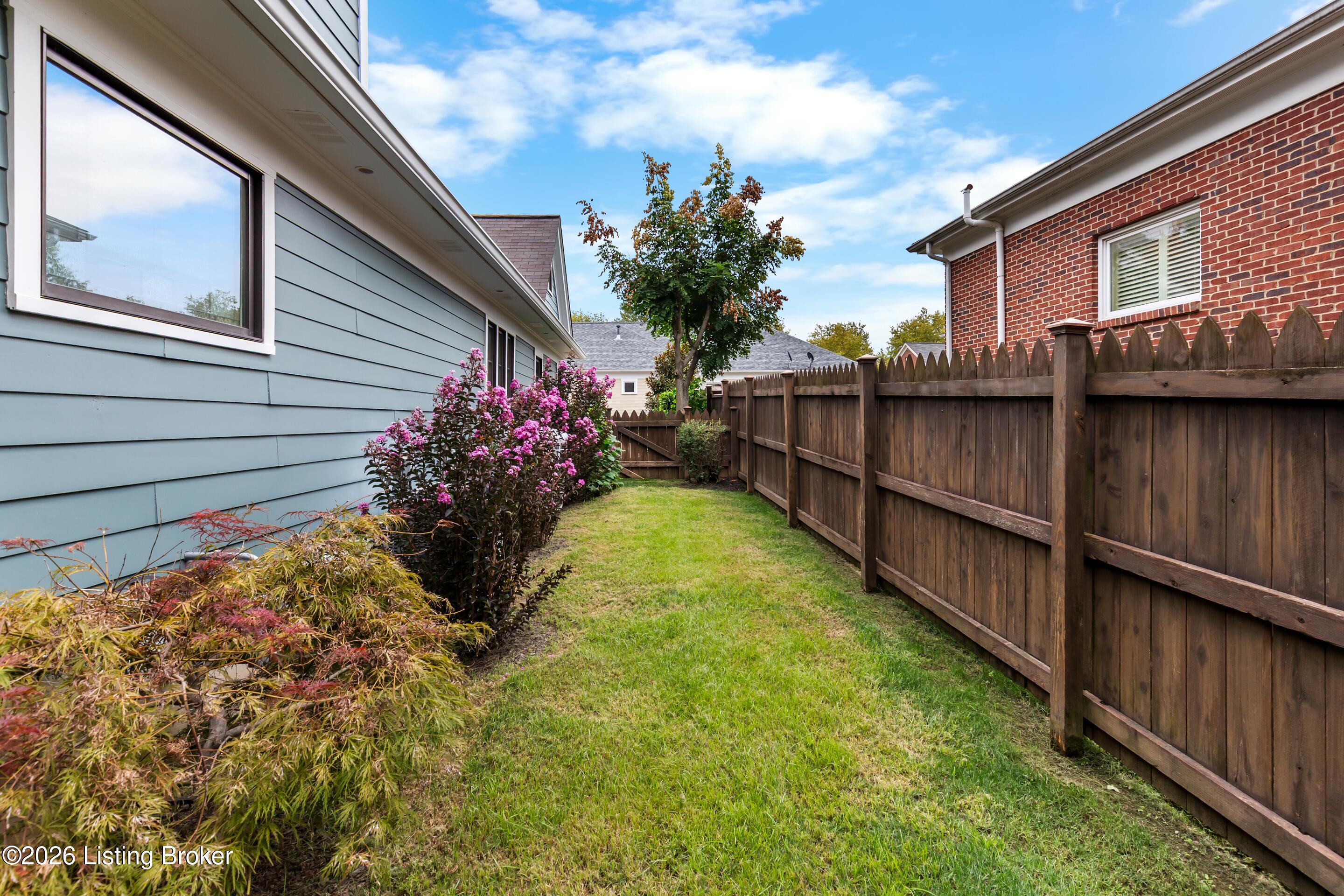 9101 Dayflower St Property Photo 16