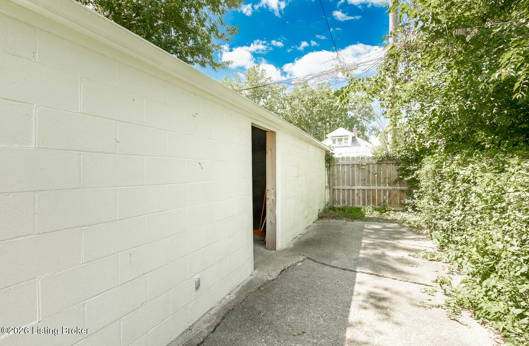636 Cecil Ave Property Photo 8