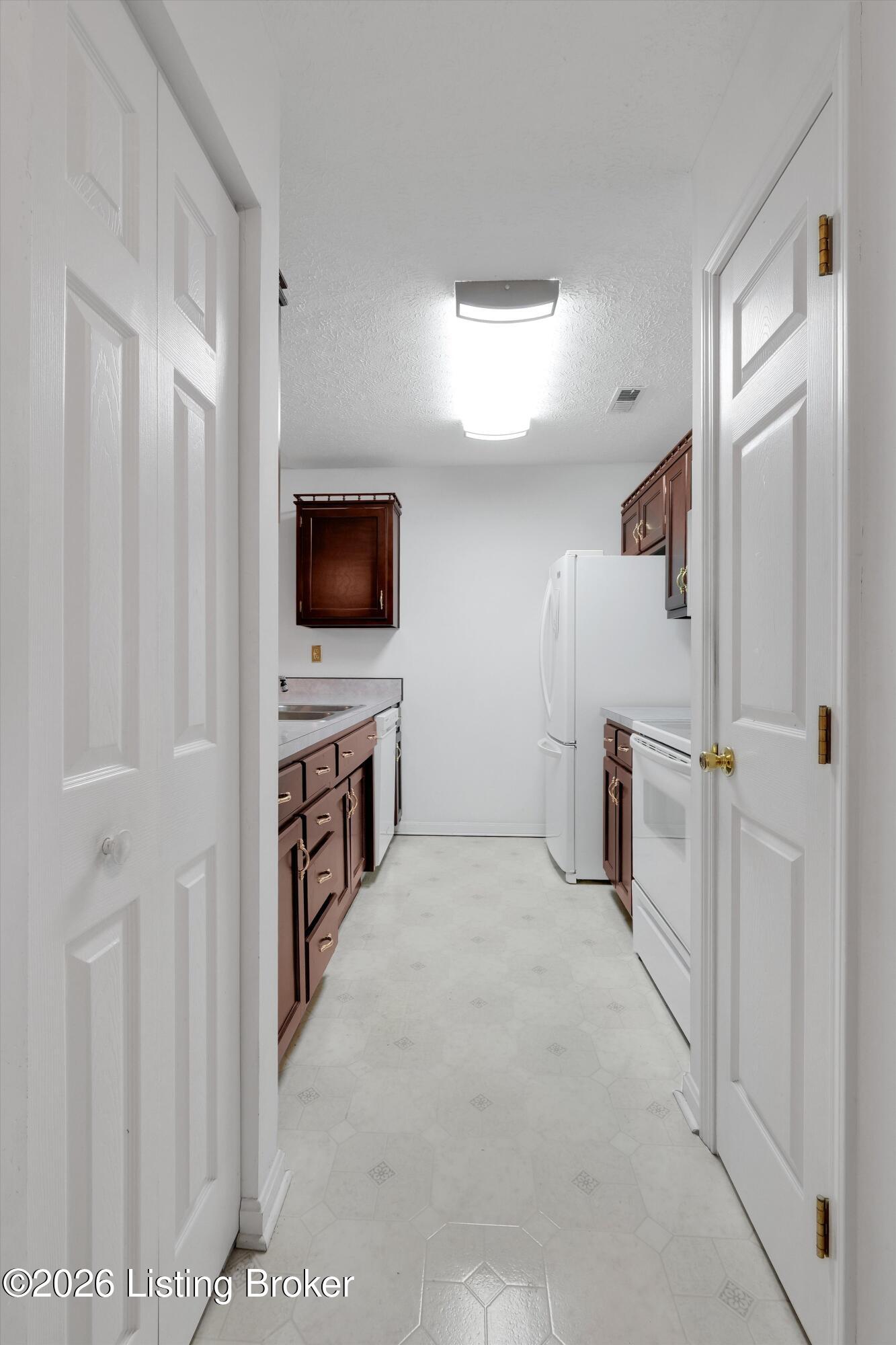 185 Beechtree Ln Property Photo 3