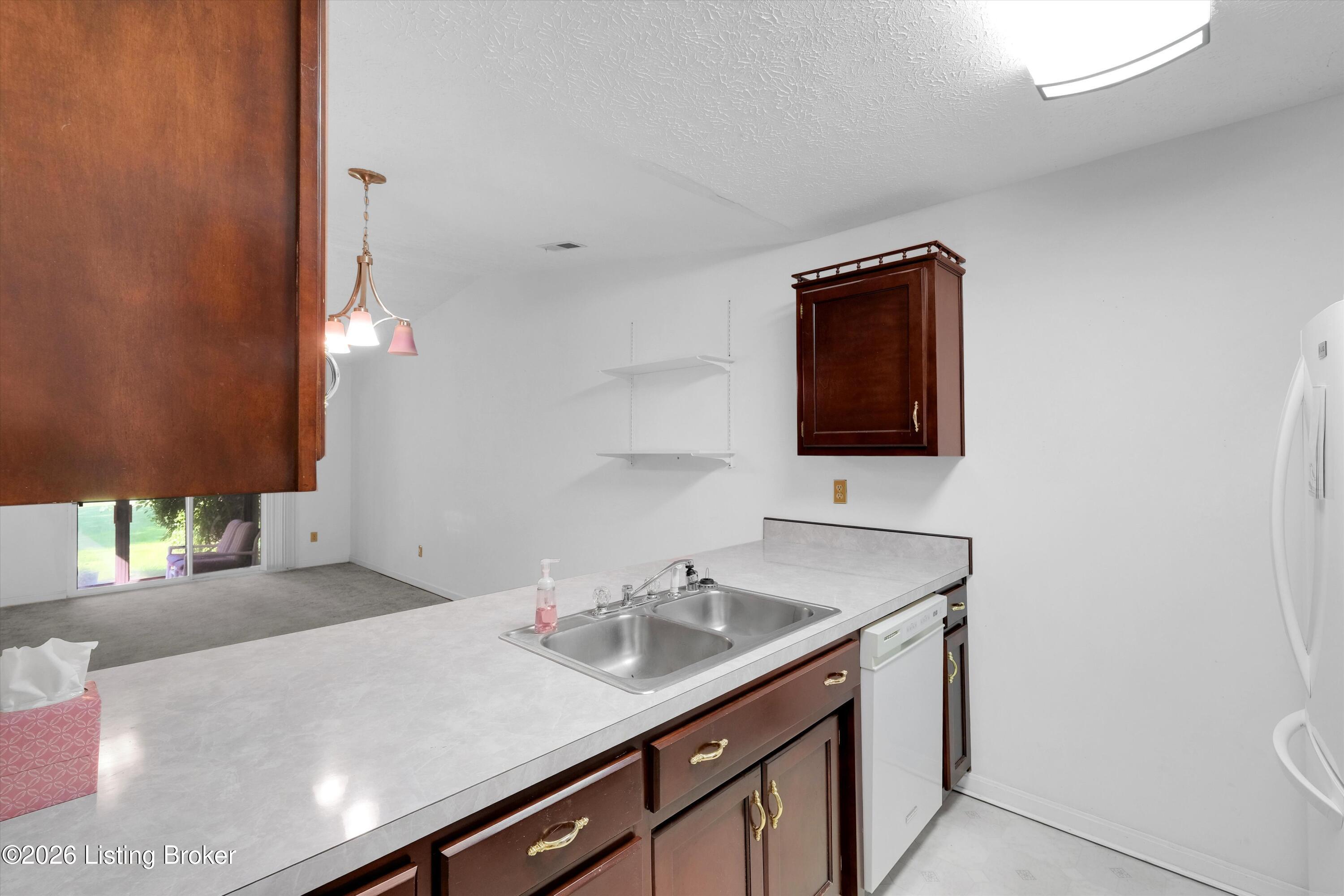 185 Beechtree Ln Property Photo 4