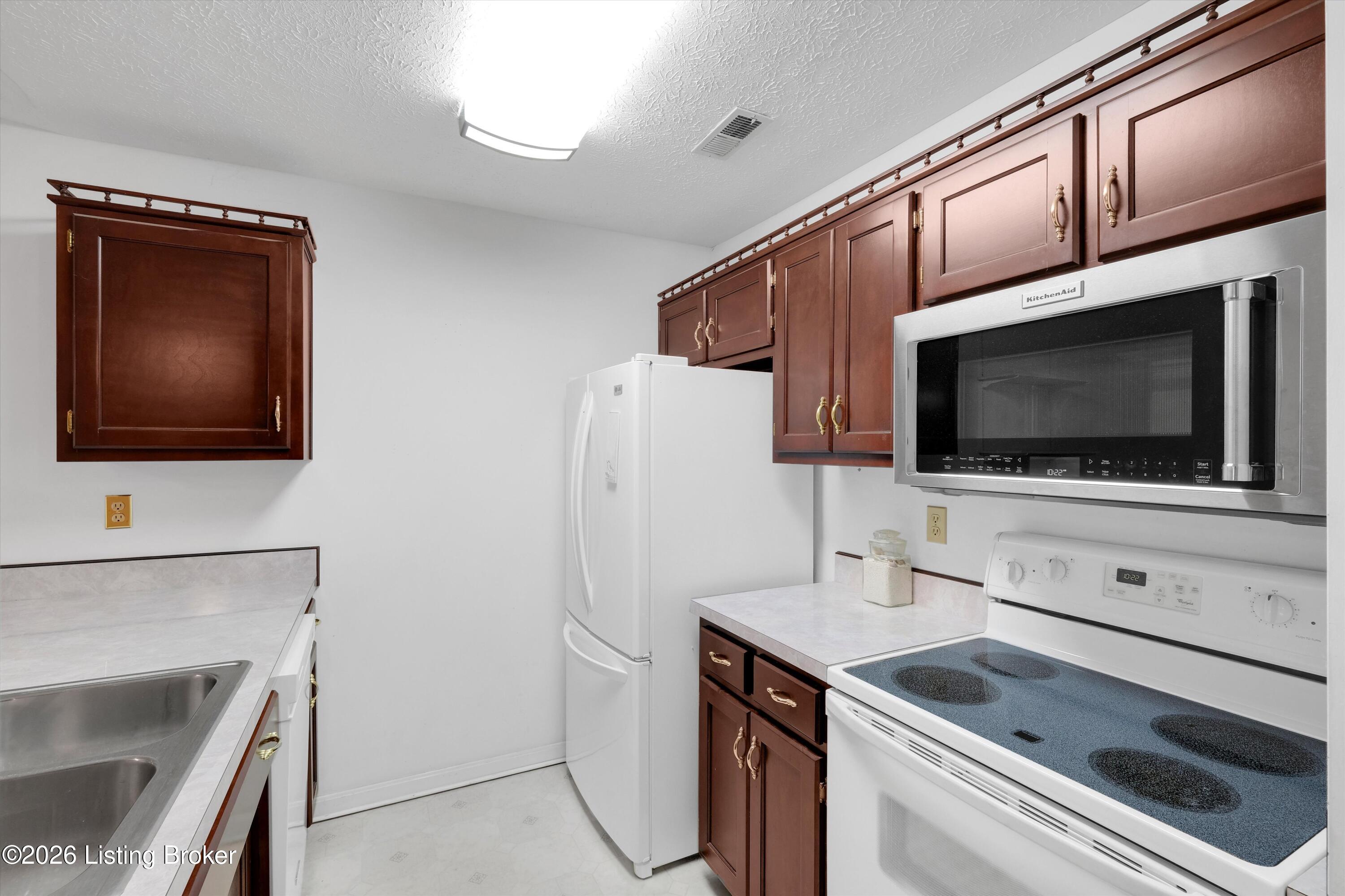 185 Beechtree Ln Property Photo 5