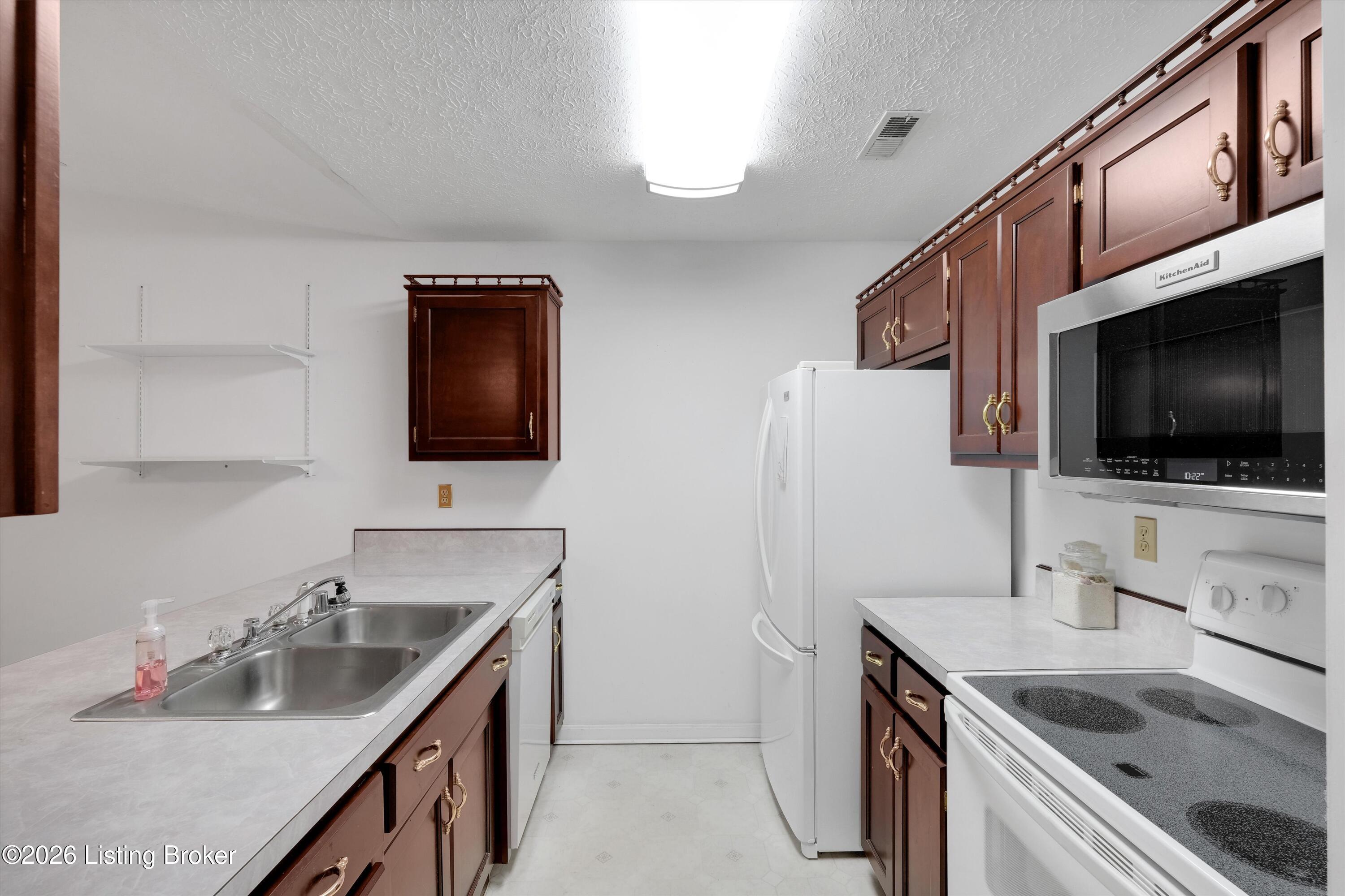 185 Beechtree Ln Property Photo 6