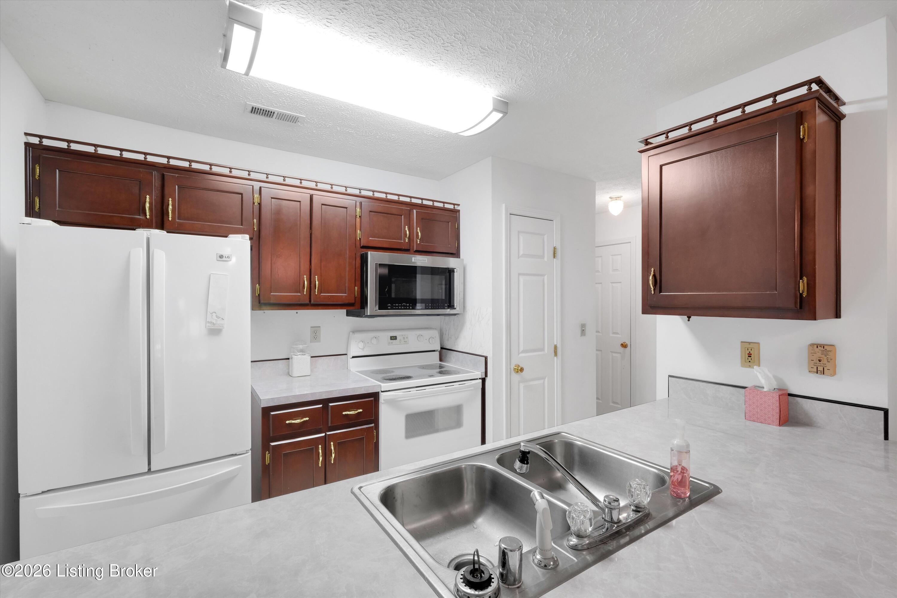 185 Beechtree Ln Property Photo 8