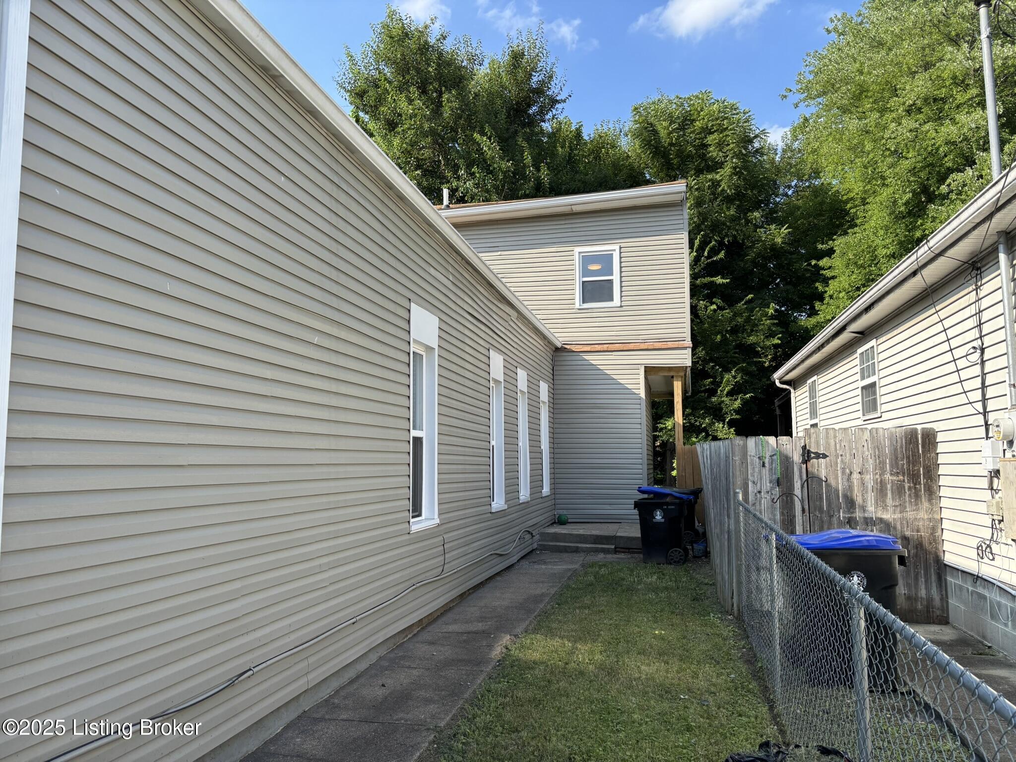 2417 Bank St Property Photo 4