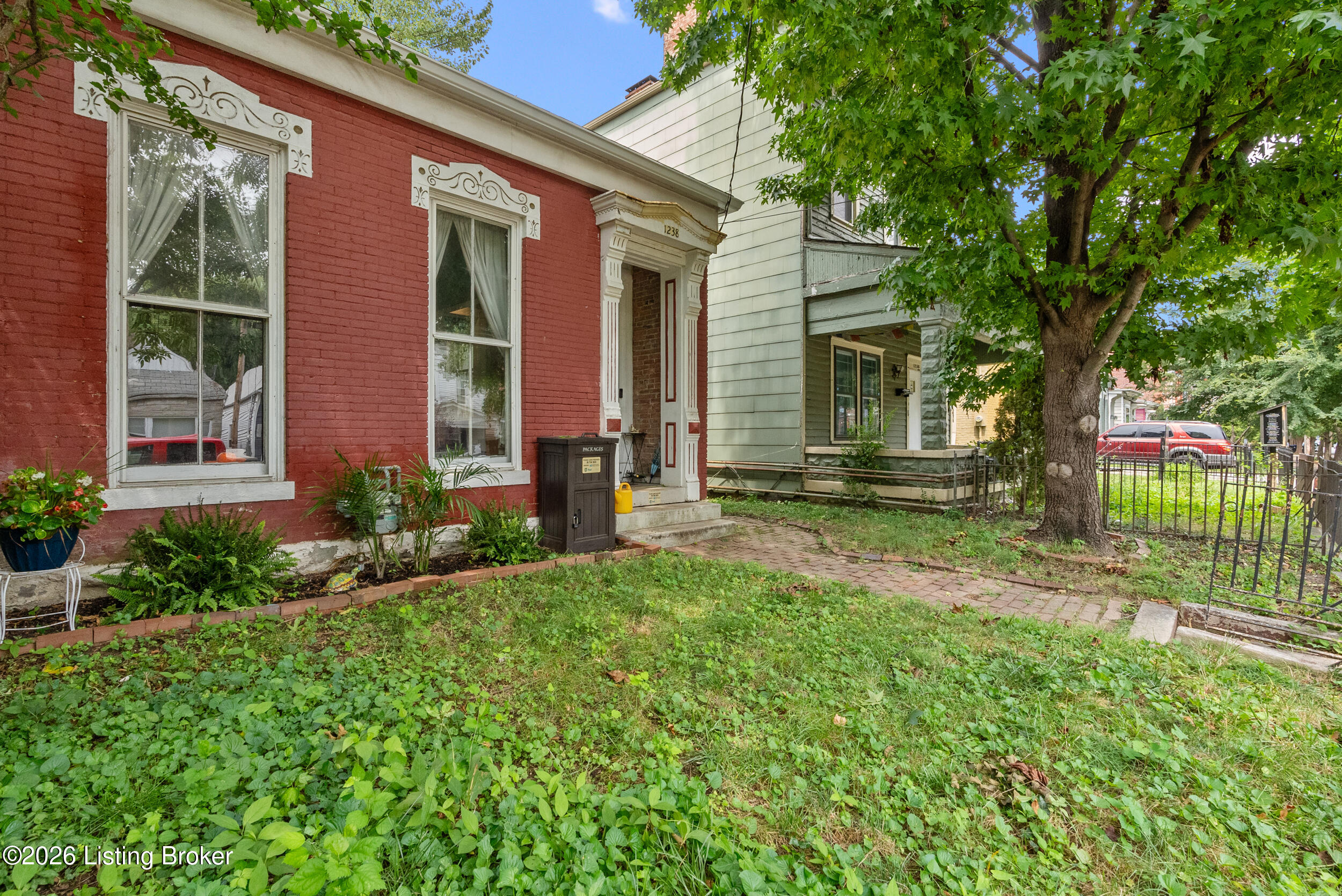 1238 S Floyd St Property Photo 3
