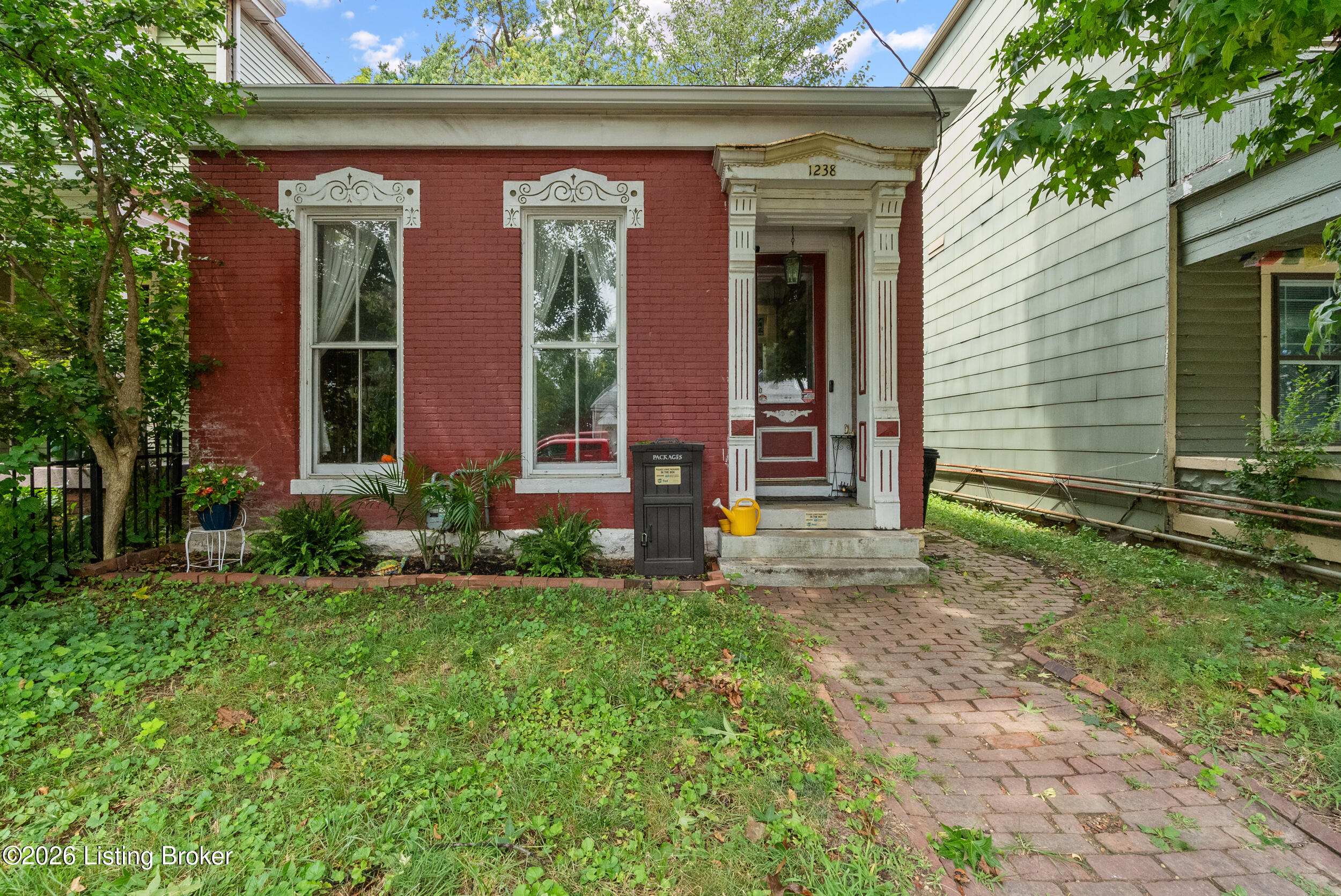 1238 S Floyd St Property Photo 4