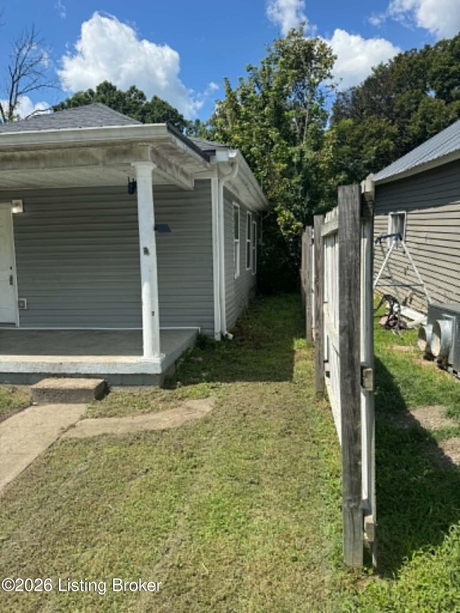 383 Railroad Ave Property Photo 3